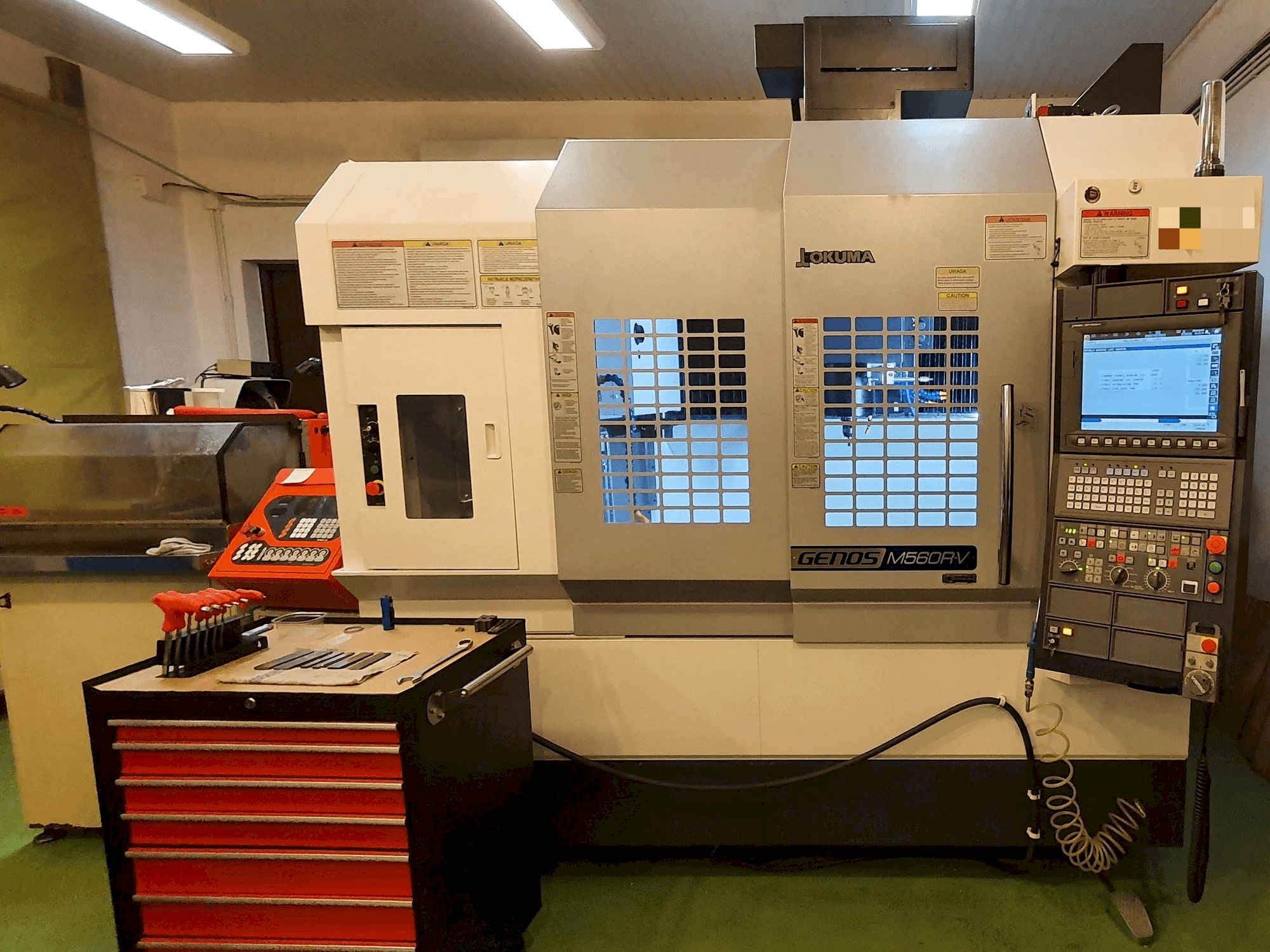 Vista frontale della macchina Okuma GENOS M560R-V