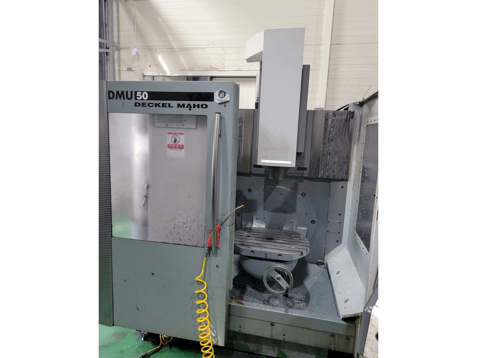Vista frontale della macchina DECKEL MAHO DMU 50