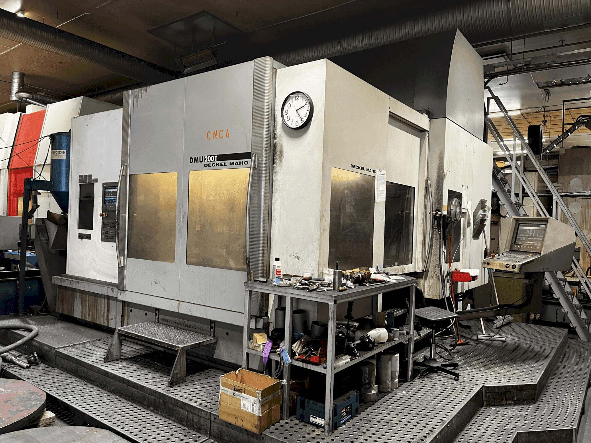 Vista frontale della macchina DECKEL MAHO DMU 200T