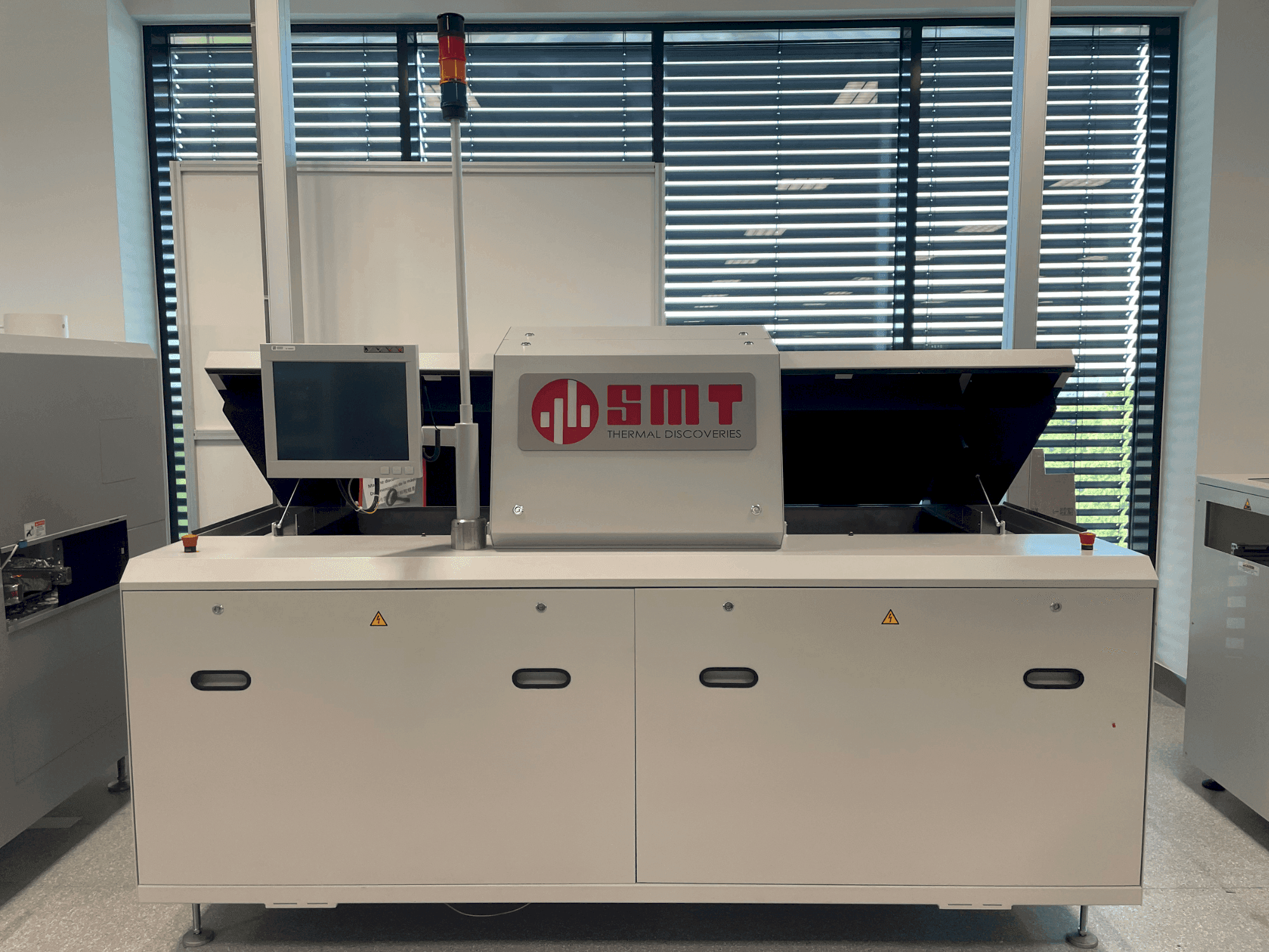 Vista frontale della macchina SMT UV 3/-3
