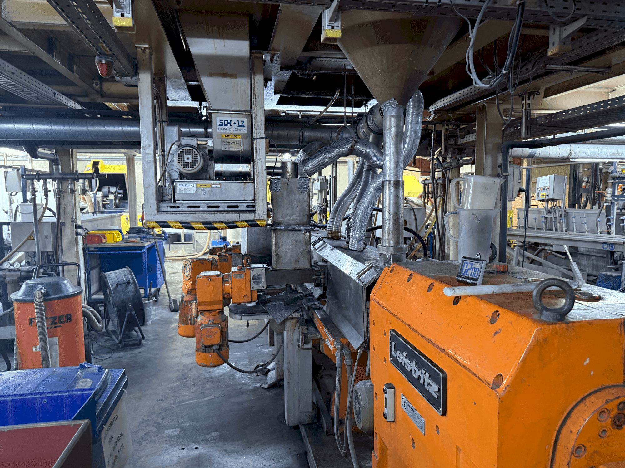 Vista frontale della macchina Leistriz ZSE 60MAXX-44D