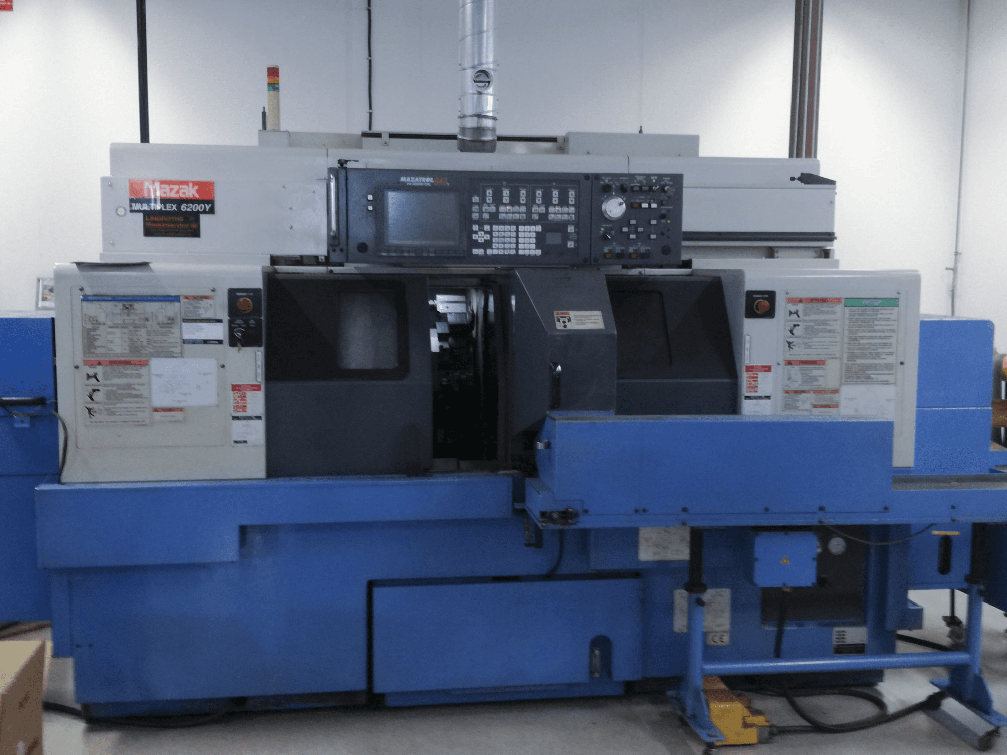 Vista frontale della macchina Mazak Multiplex 6200Y