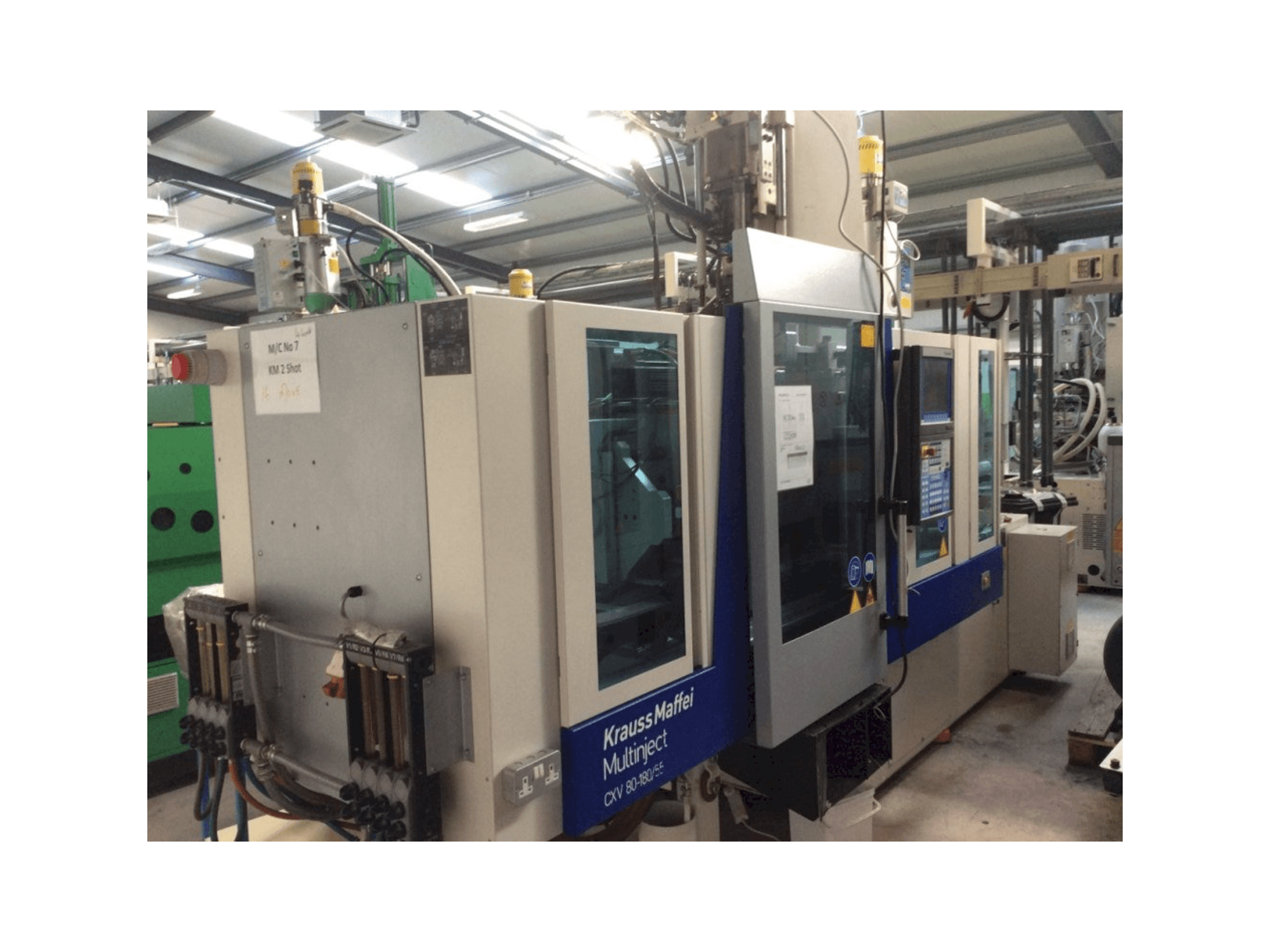 Vista frontale della macchina Krauss Maffei Multinject 80-180-55 CX V