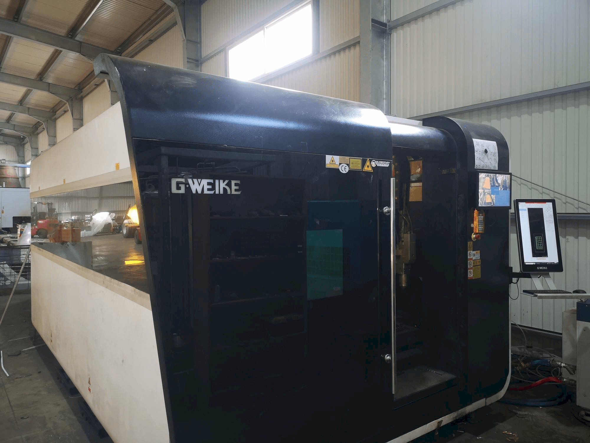 Vista frontale della macchina GWEIKE LF 3015 GA CNC