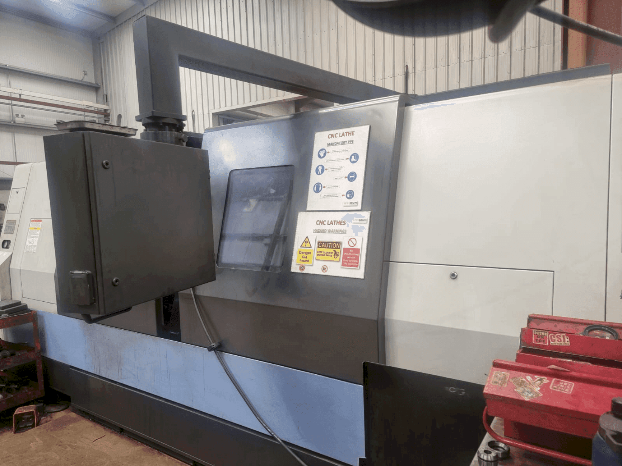 Vista frontale della macchina DOOSAN Puma 400LM