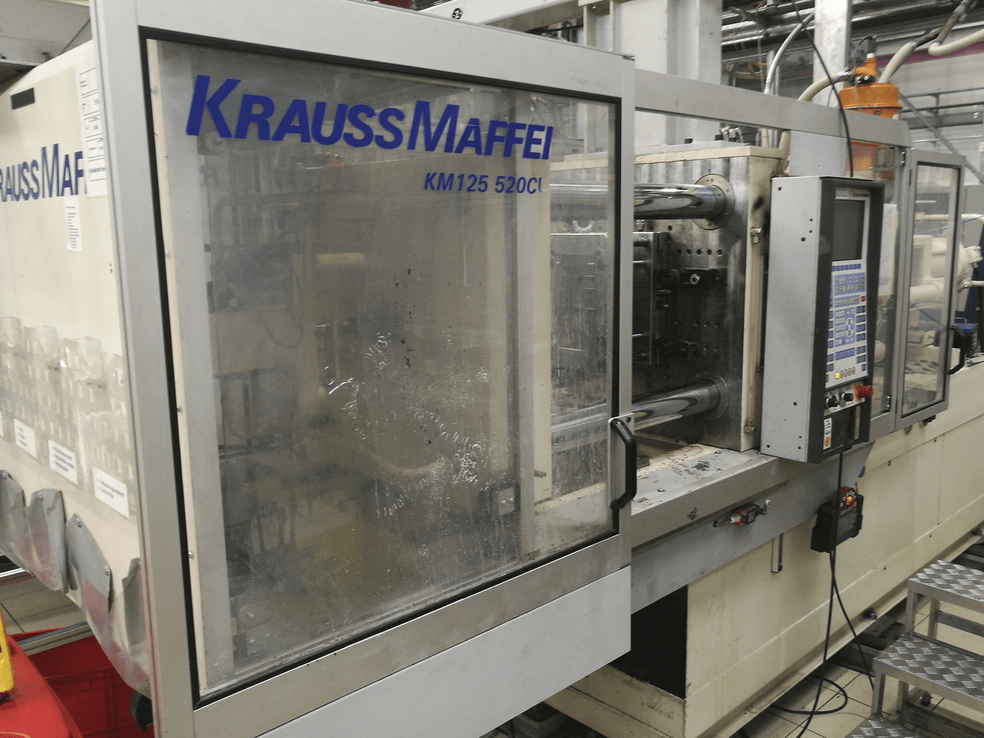 Vista frontale della macchina Krauss Maffei KM 125-520 C1