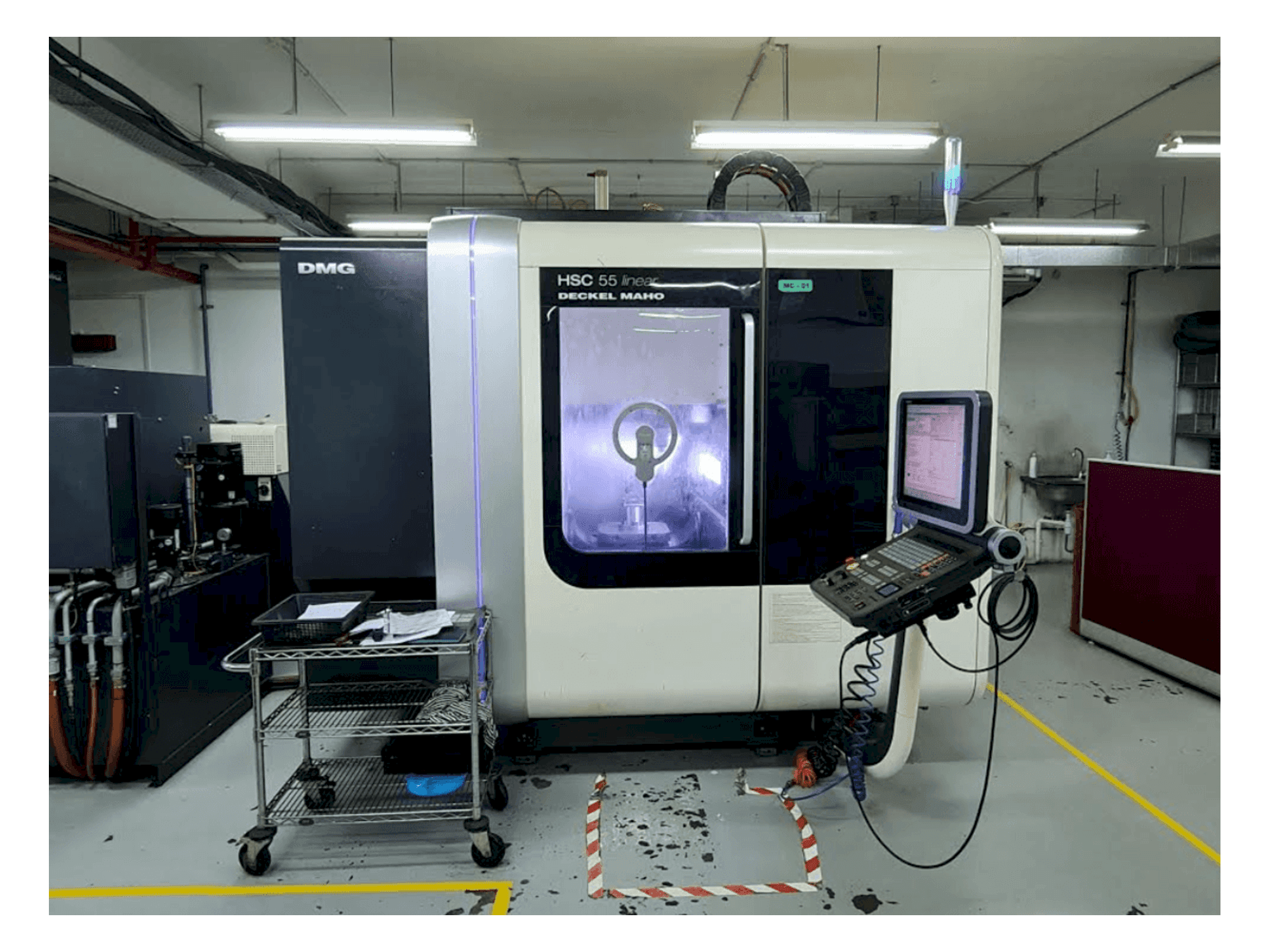 Vista frontale della macchina DECKEL MAHO HSC 55 linear