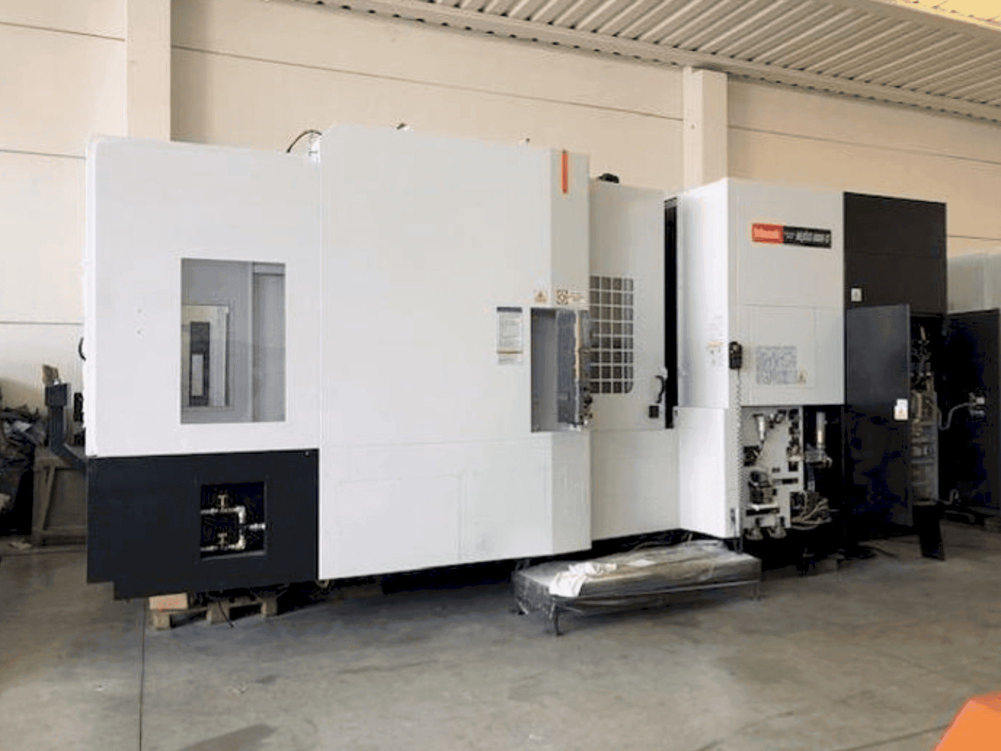 Vista frontale della macchina Mazak HCN-8800