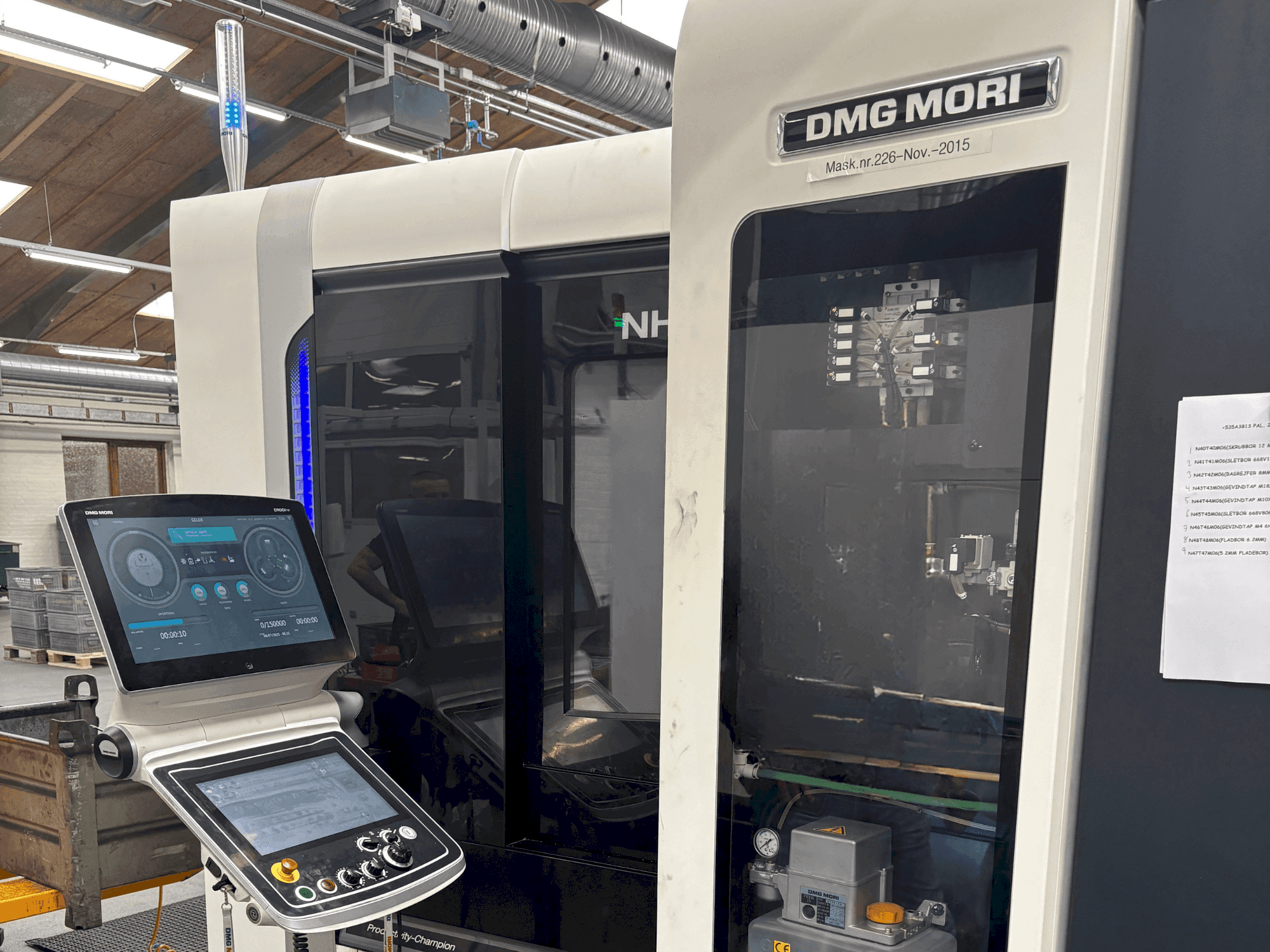 Vista frontale della macchina DMG MORI NHX 4000