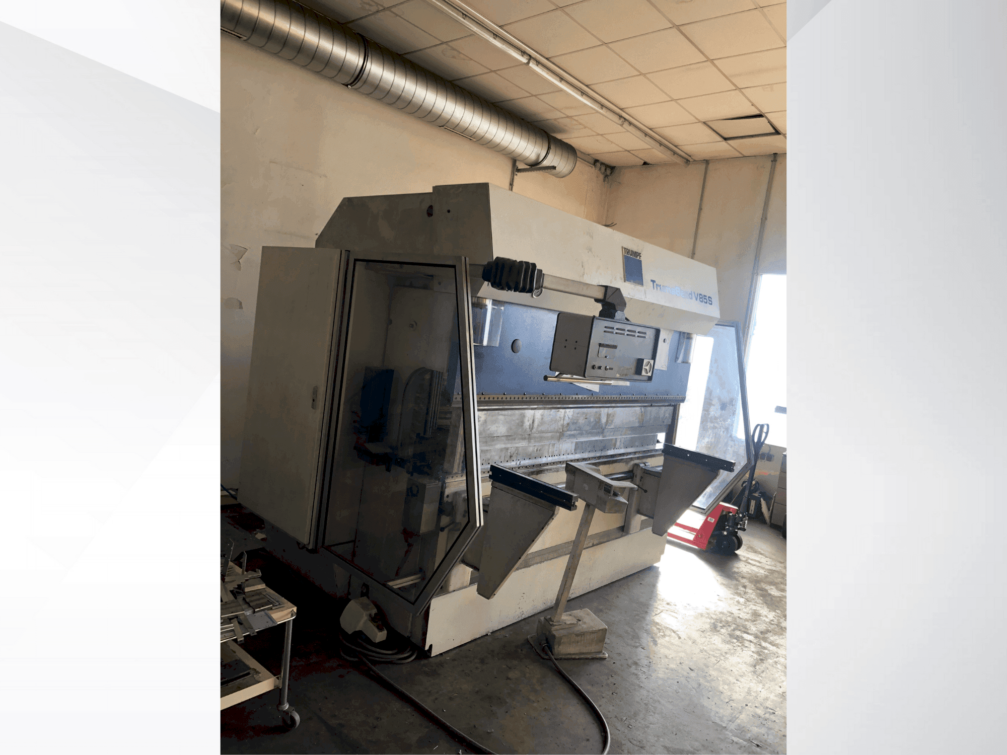 Vista frontale della macchina TRUMPF TrumaBend V85S
