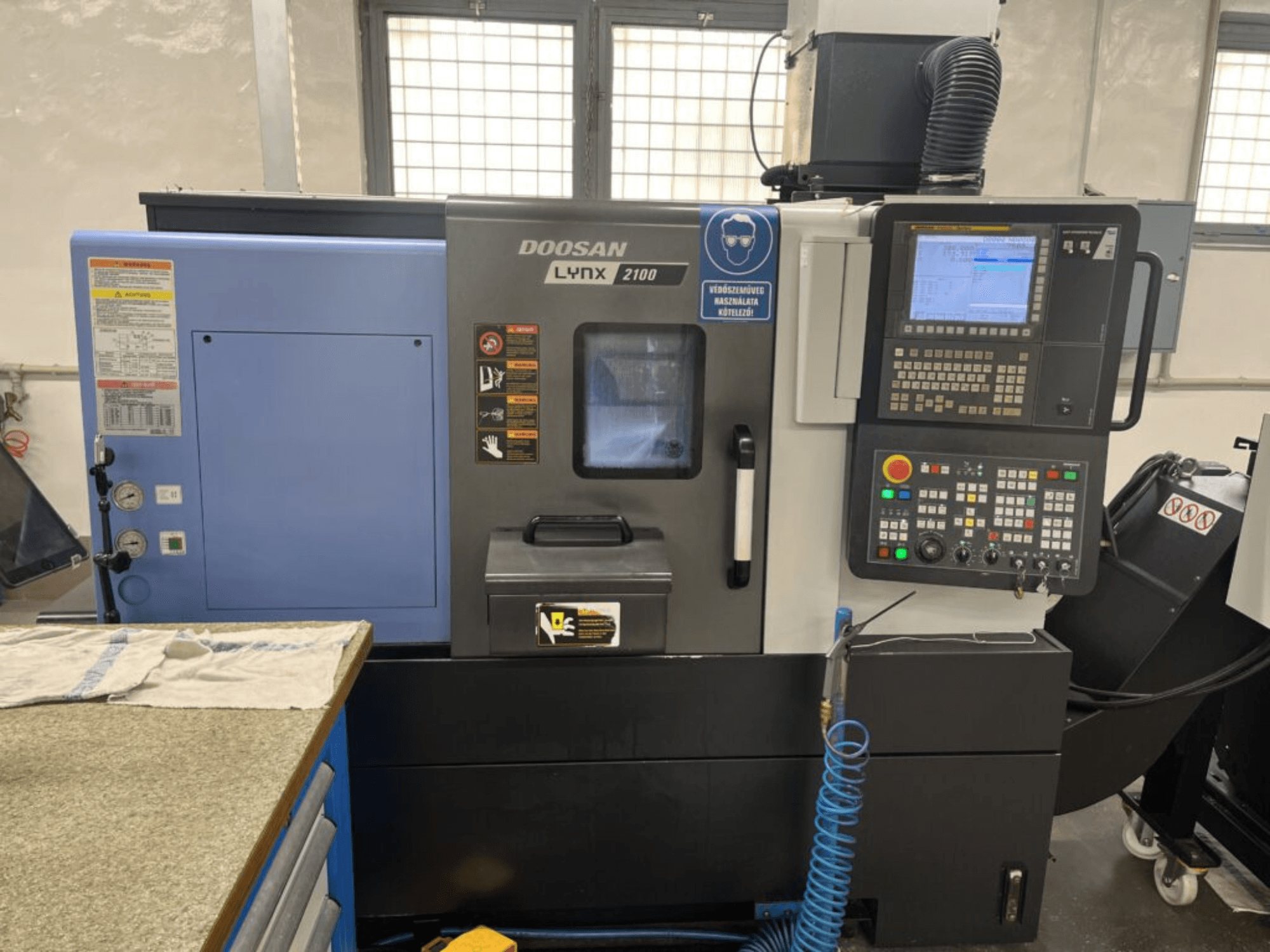 Tornio orizzontale DOOSAN Lynx 2100A, vista frontale che mostra il pannello di controllo, l'interfaccia operatore e le caratteristiche della macchina.