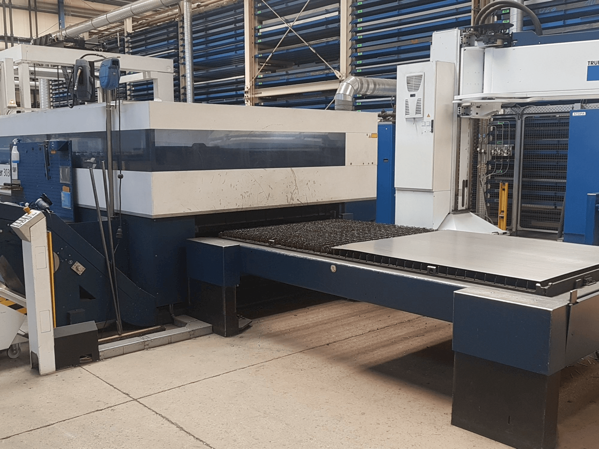 Vista frontale della macchina Trumpf TruLaser 3030 L20