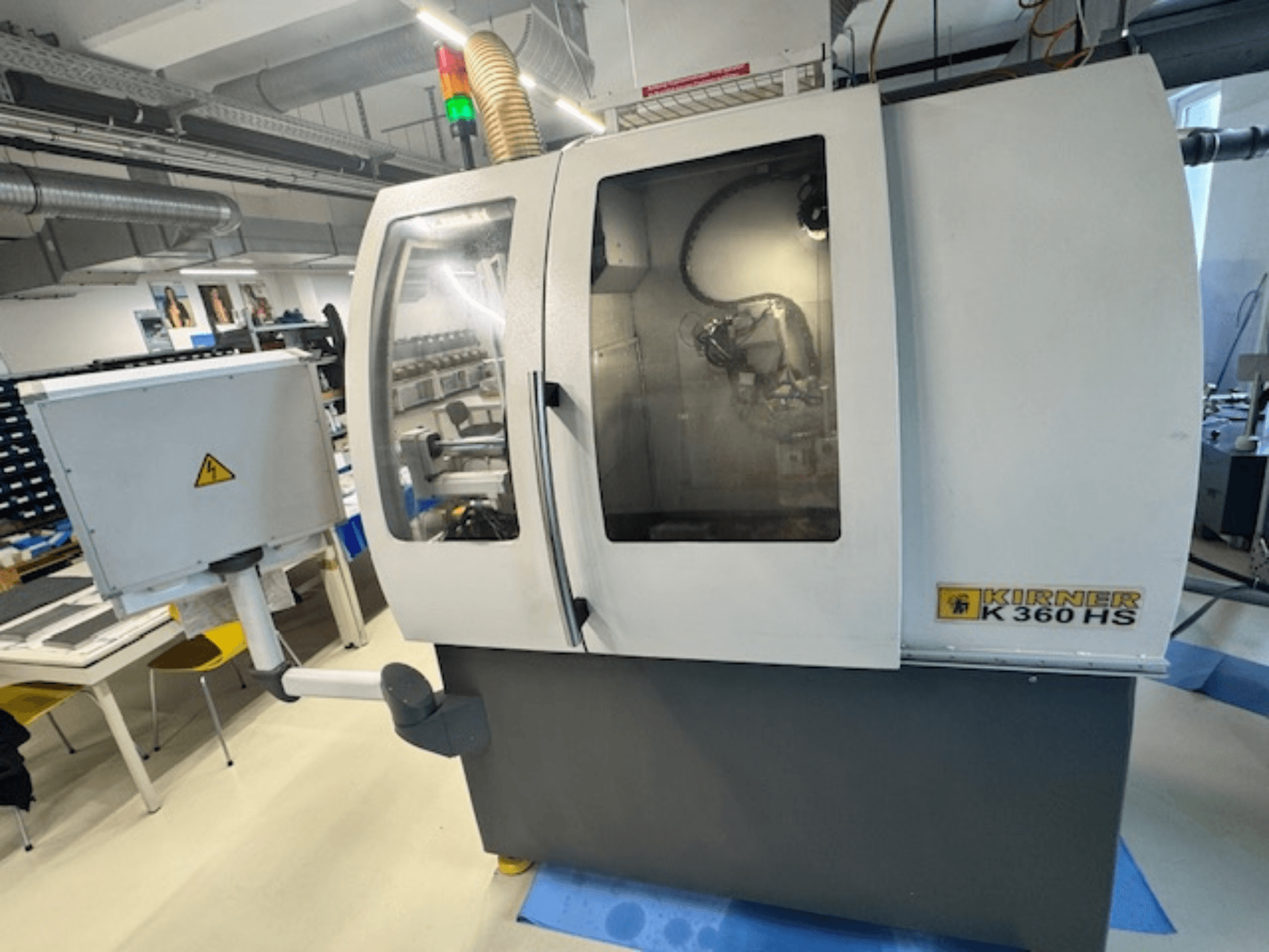 Rettificatrice cilindrica KIRNER K 360 HS, vista frontale, che mostra il pannello di controllo e l'involucro protettivo trasparente.