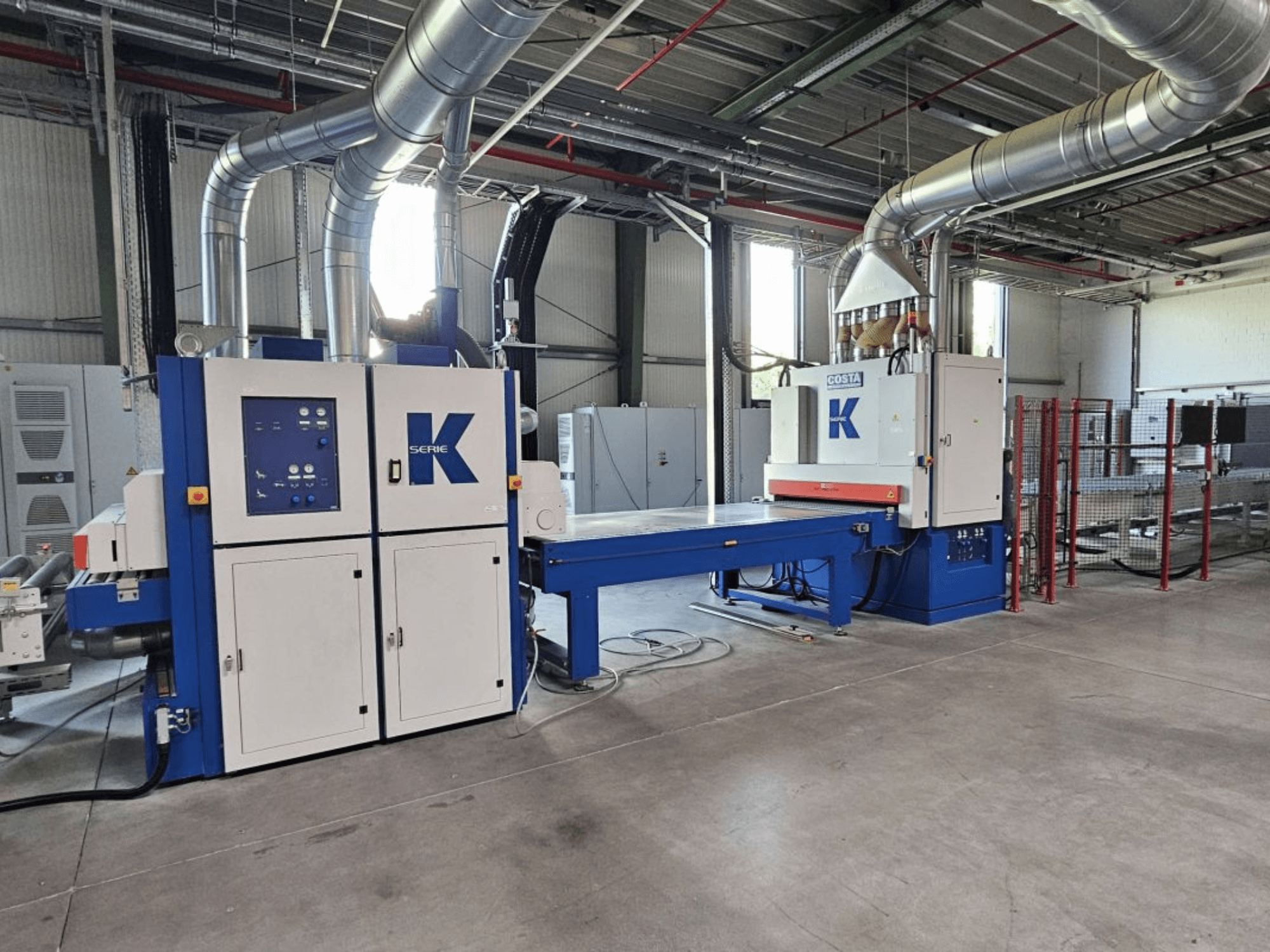 Pressa di laminazione BURKLE EKMH 1300 in vista frontale, con pannello di controllo e grande piastra di pressatura in un ambiente industriale.