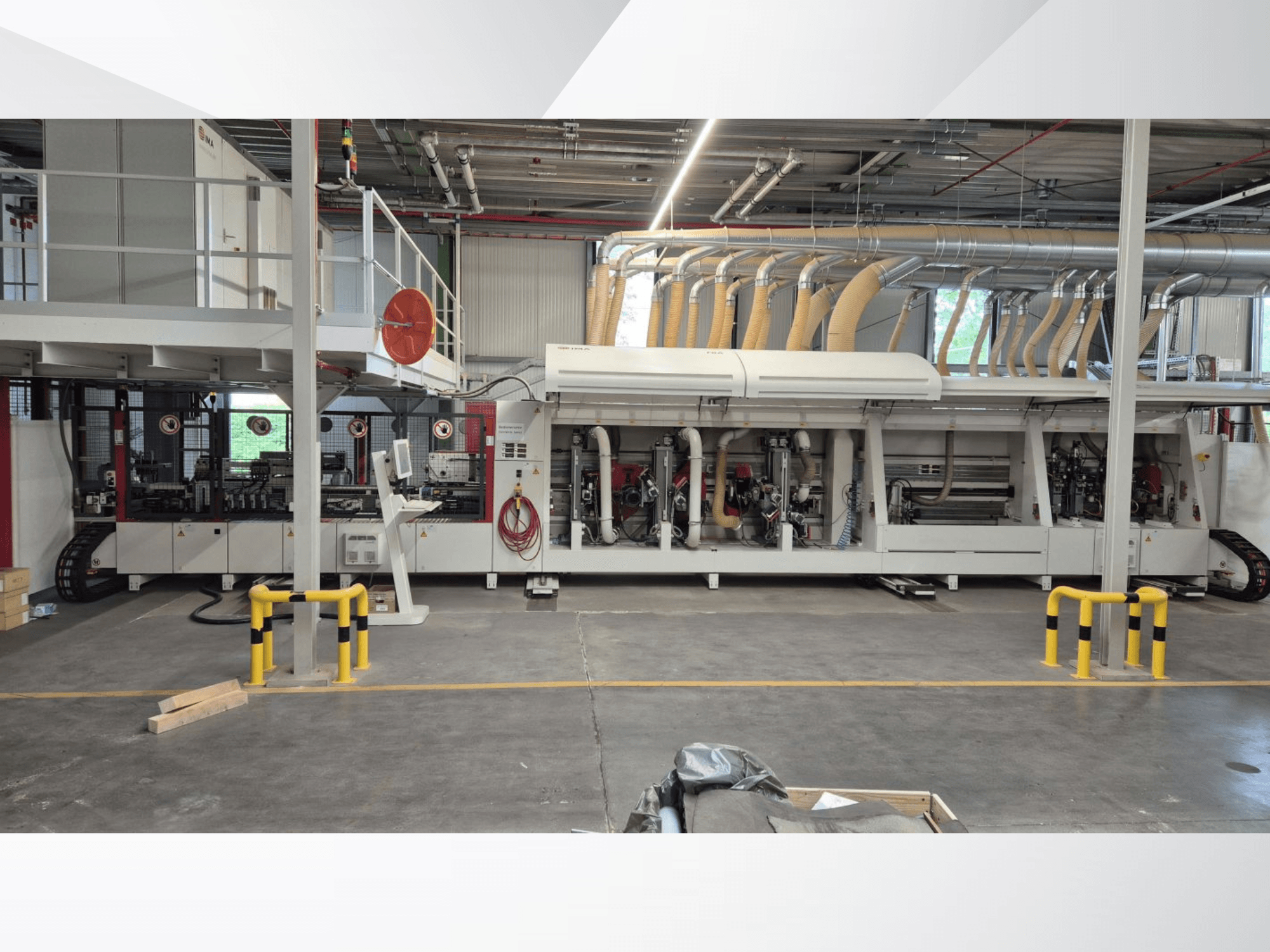 Vista frontale della pressa di laminazione BURKLE EKMH 1300, con i vari componenti operativi e i dispositivi di sicurezza ben visibili.