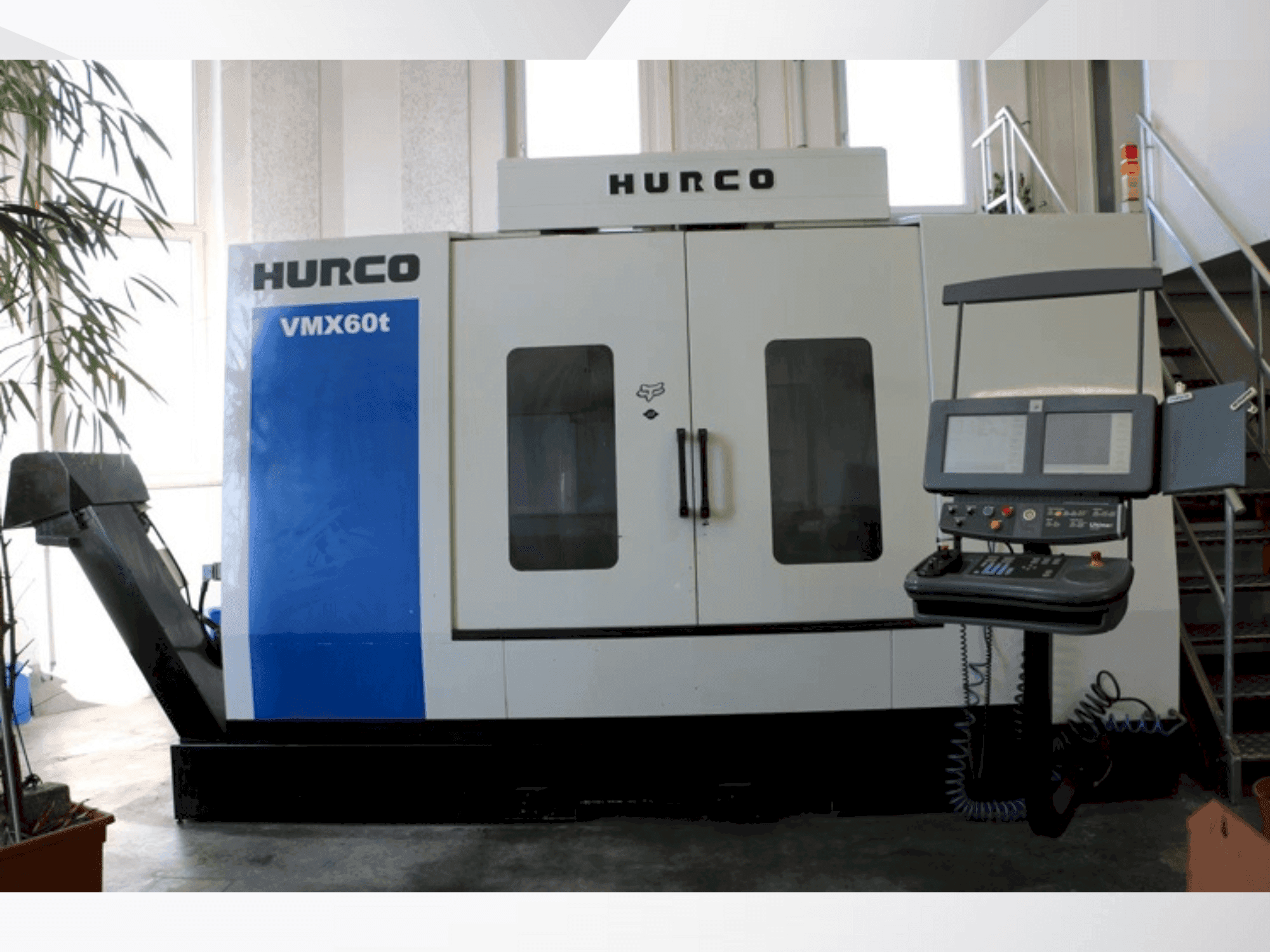 Vista frontale della macchina Hurco VMX60/40T
