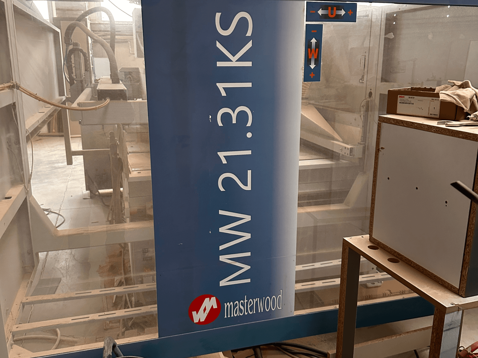 Alesatrice per legno MASTERWOOD Ks 21.31, vista frontale, con dettagli del modello e spazio di lavoro circostante.