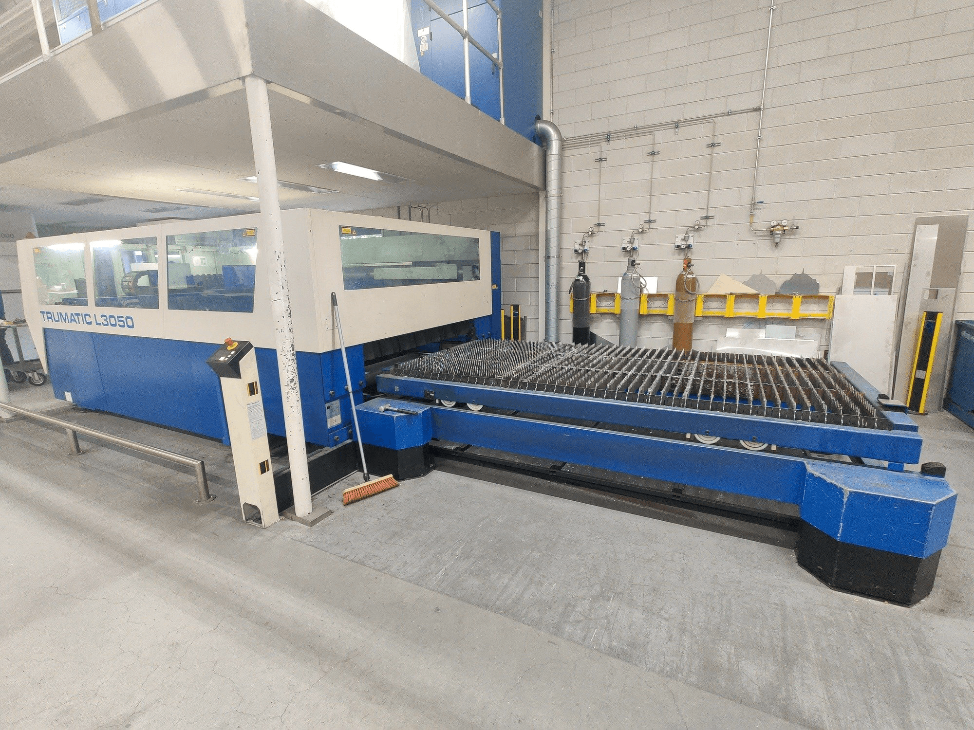 Vista frontale della macchina Trumpf Trumatic L3050