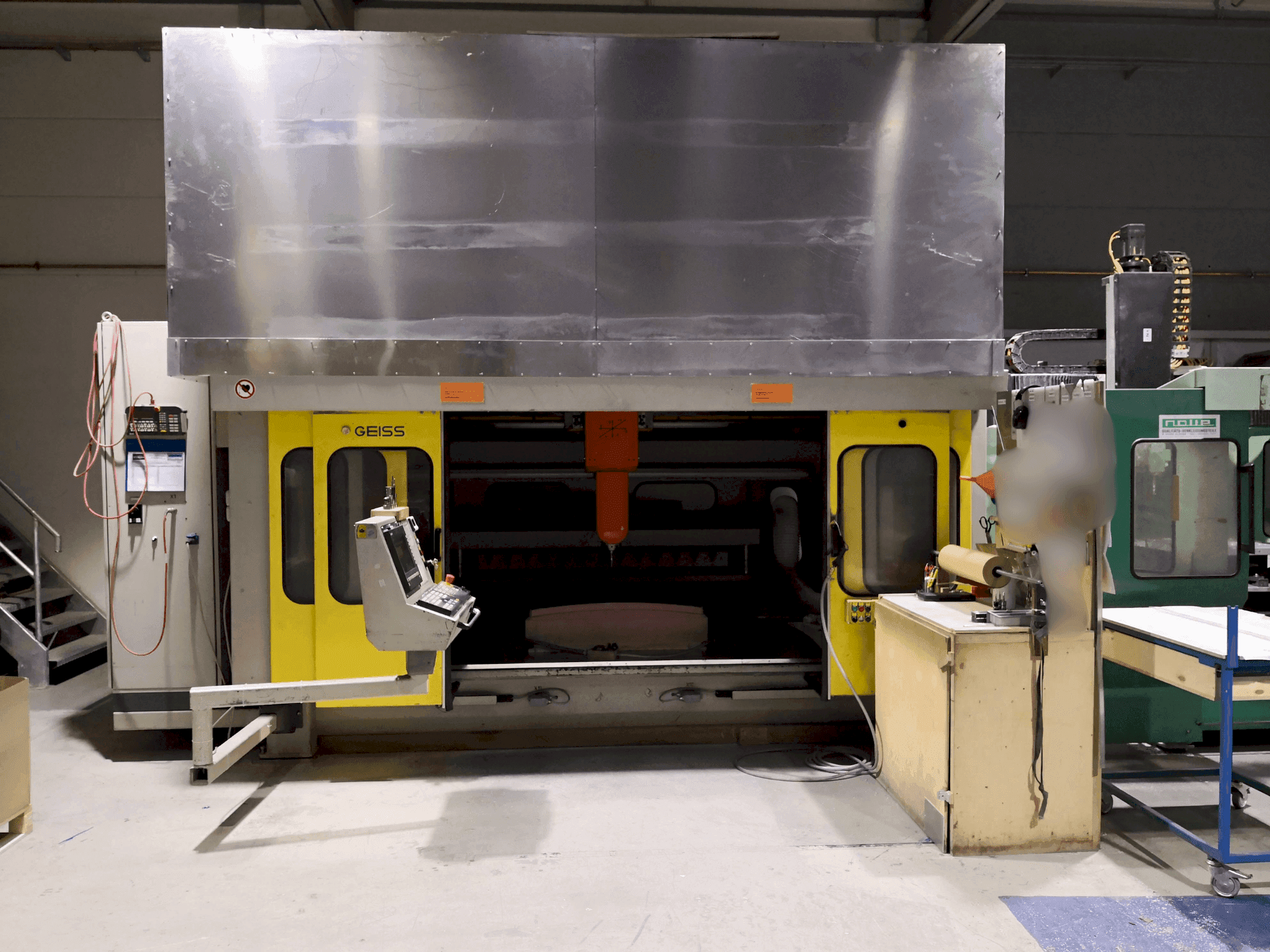 Vista frontale della macchina GEISS FZ 2000 x 1000