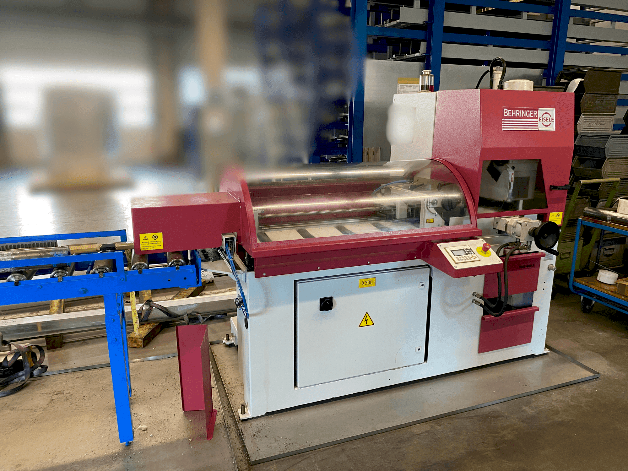 Vista frontale della macchina Behringer VMS 400-A