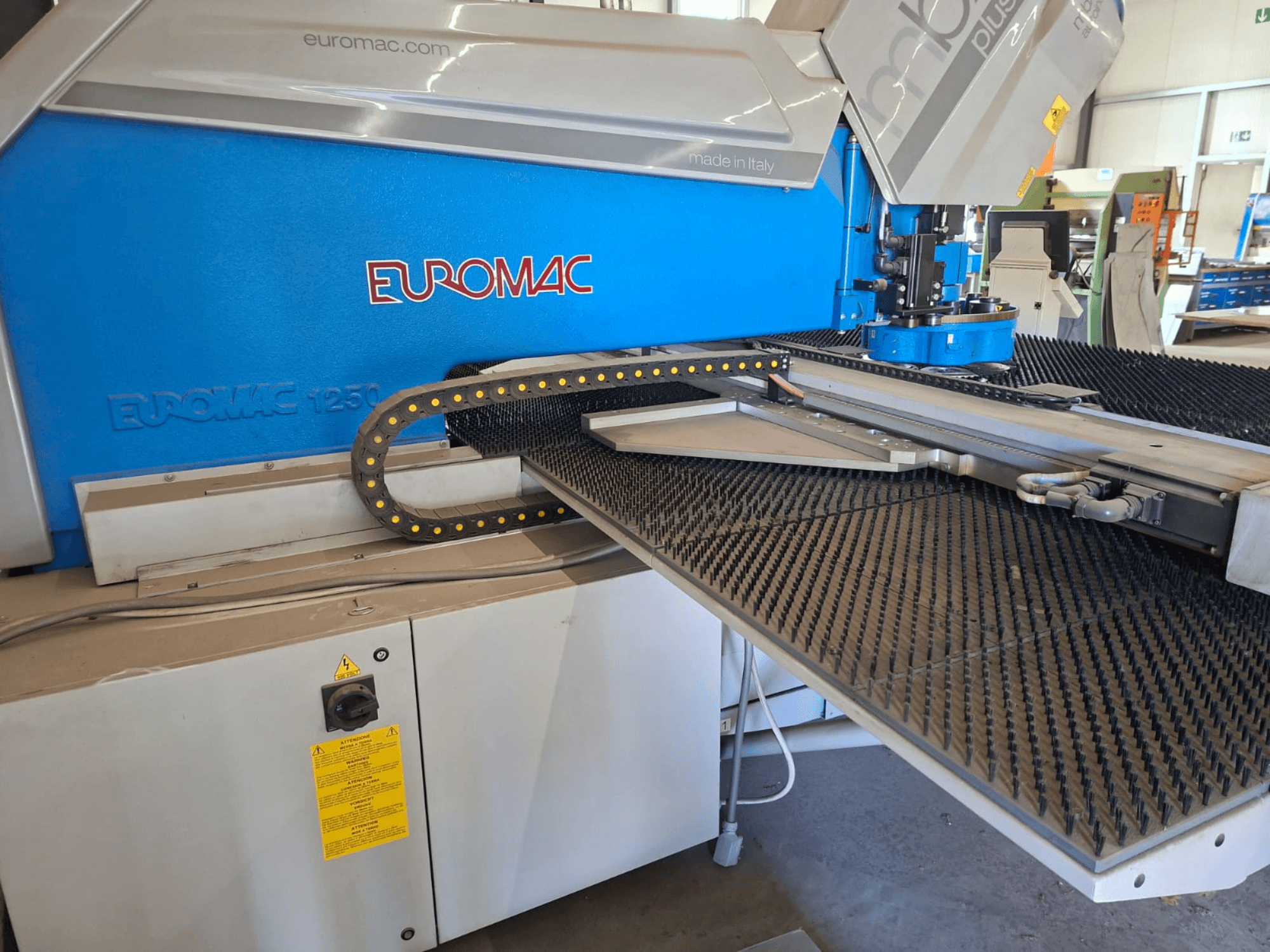 Punzonatrice CNC Euromac MBX 6 Plus 1250/30-2250, vista frontale con pannello di controllo e superficie in gomma nera.