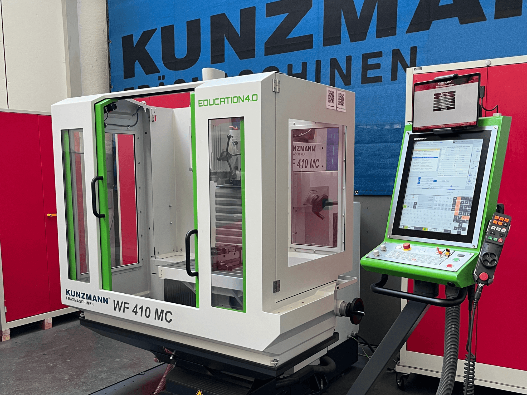 Centro di lavorazione universale KUNZMANN WF 410 MC visto frontalmente, con dettagli in verde, porte trasparenti e pannello di controllo.