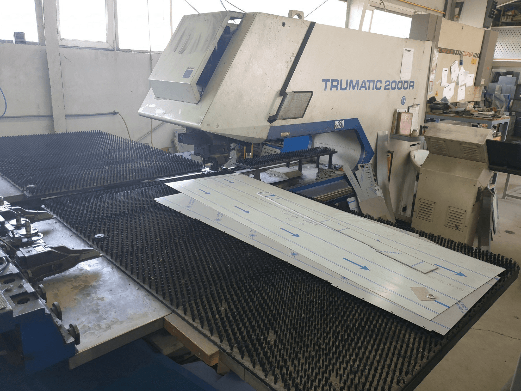 Vista frontale della macchina Trumpf Trumatic 2000R