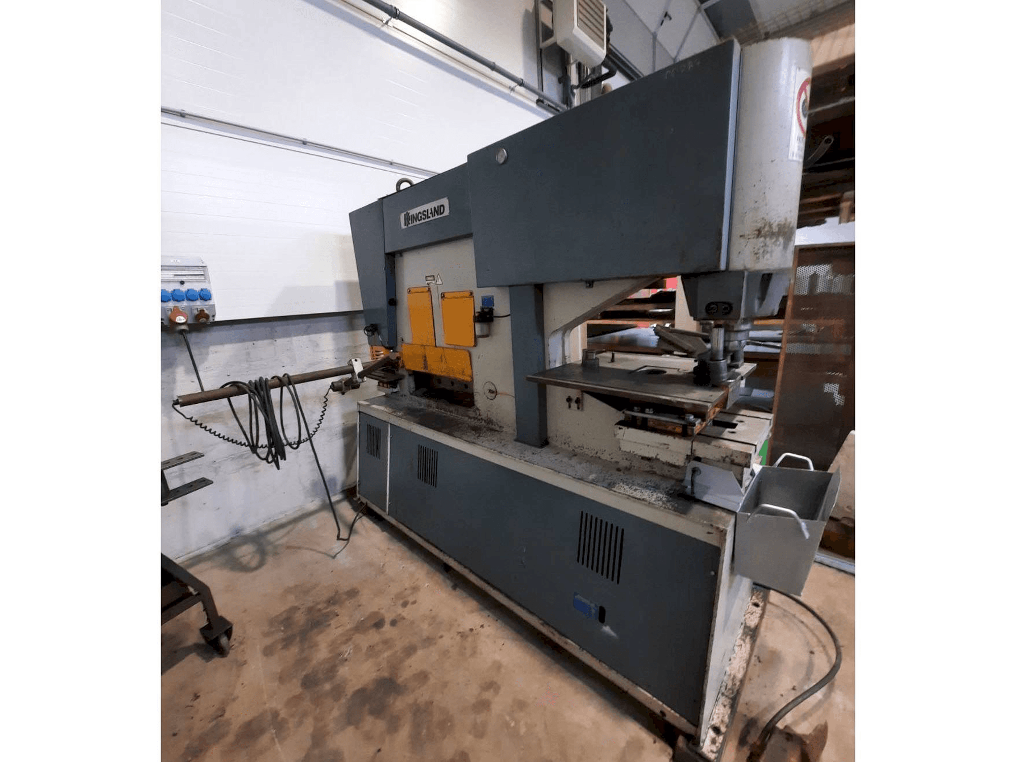 Vista frontale della macchina HACO-KINGSLAND MULTI 125