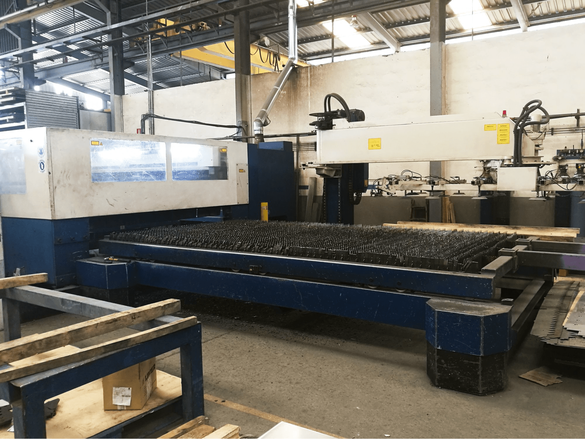 Vista lato sinistro della macchina Trumpf Trumatic L4030