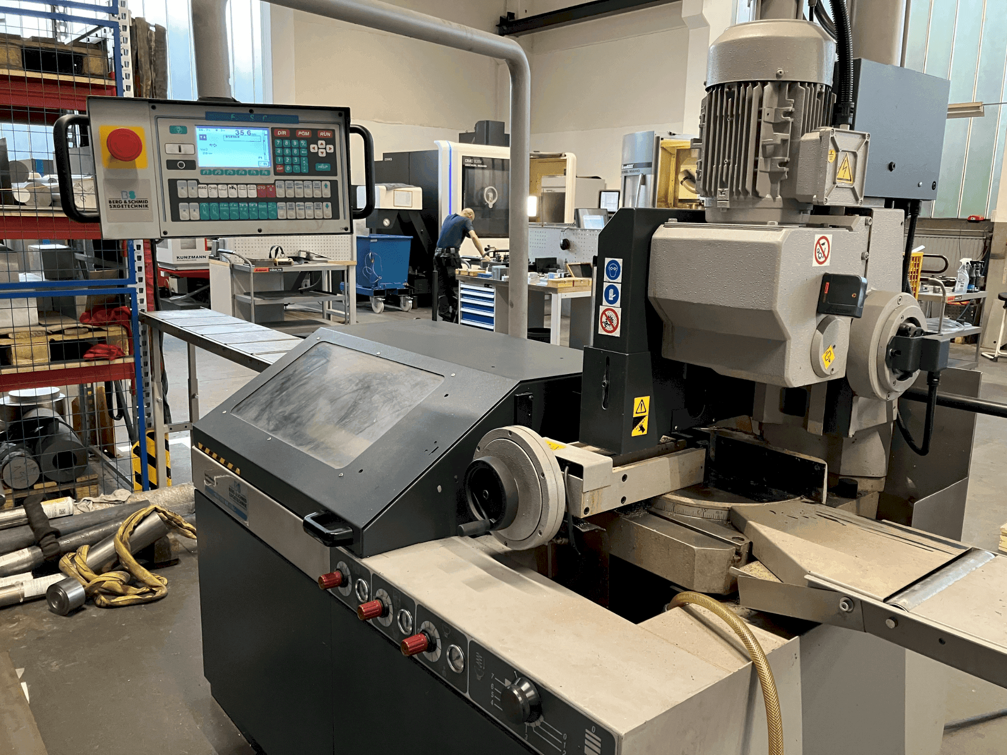 Vista lato destro della macchina BERG & SCHMID VKS 370 VA