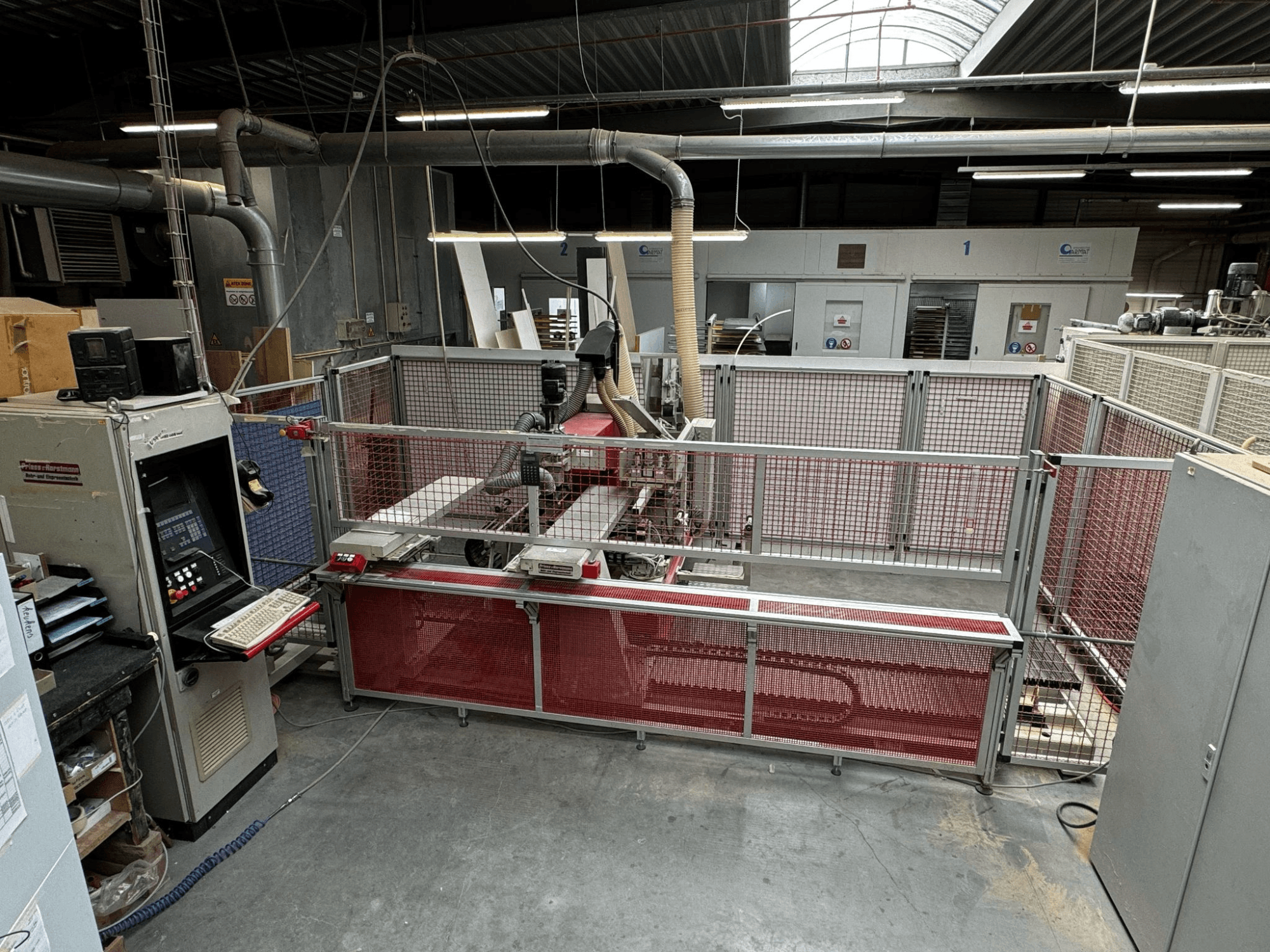 Foratrice multimandrino BAT-III-CNC della PREISS U HORTSTMANN, vista dall'alto con pannello di comando e barriere di sicurezza.