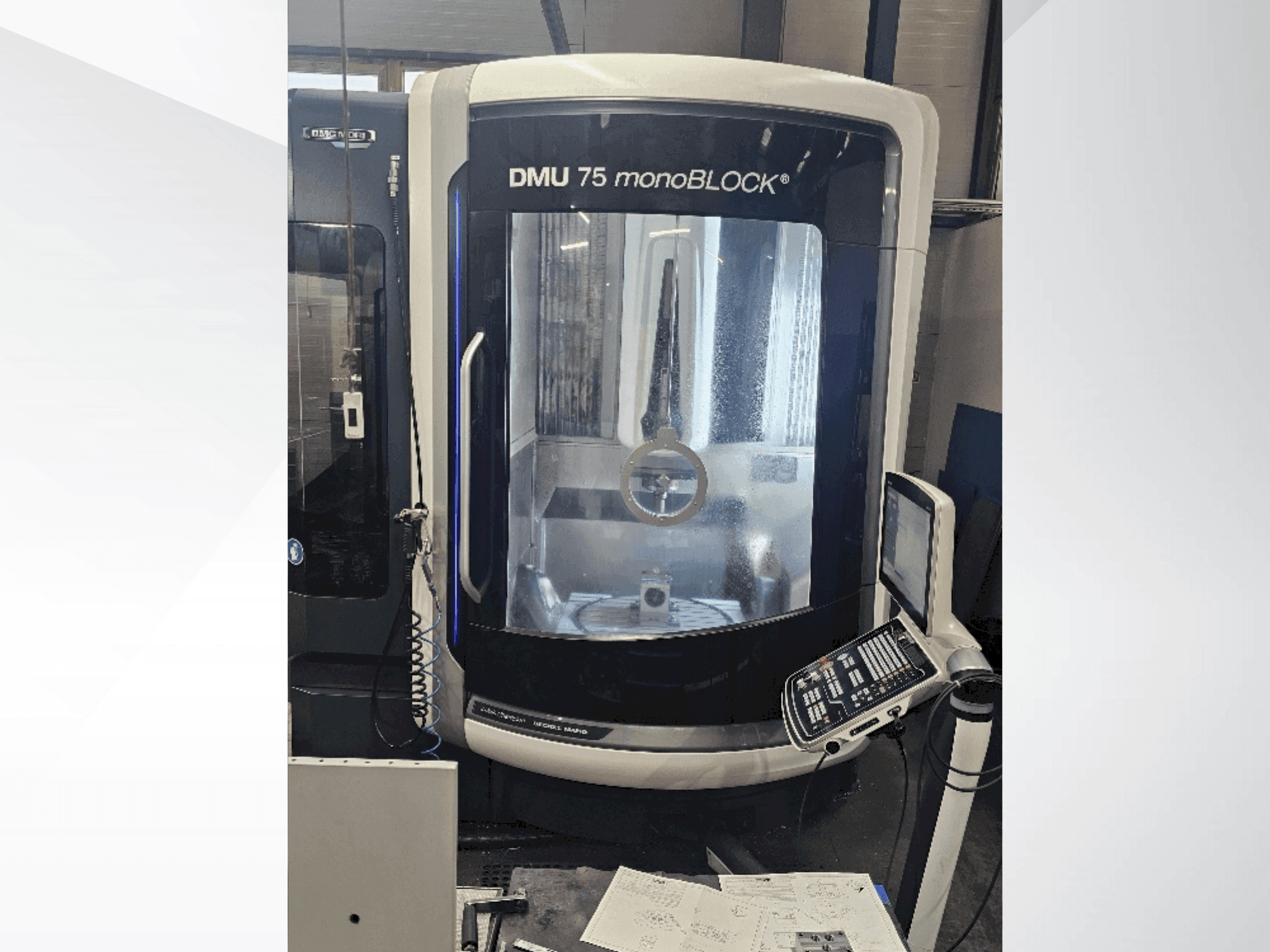 Vista frontale della macchina DMG MORI DMU 75 monoBlock