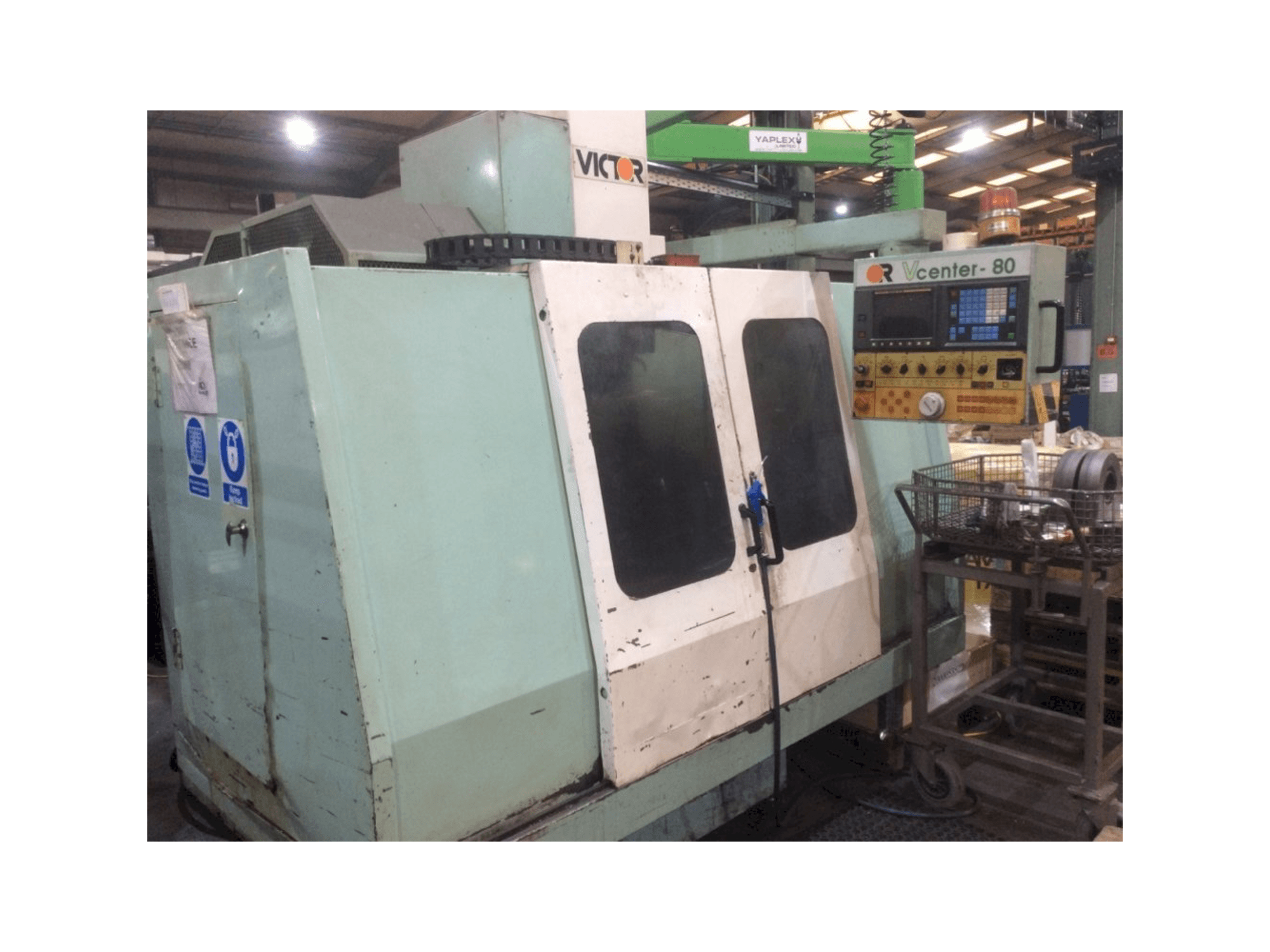 Vista frontale della macchina Victor V Centre-80