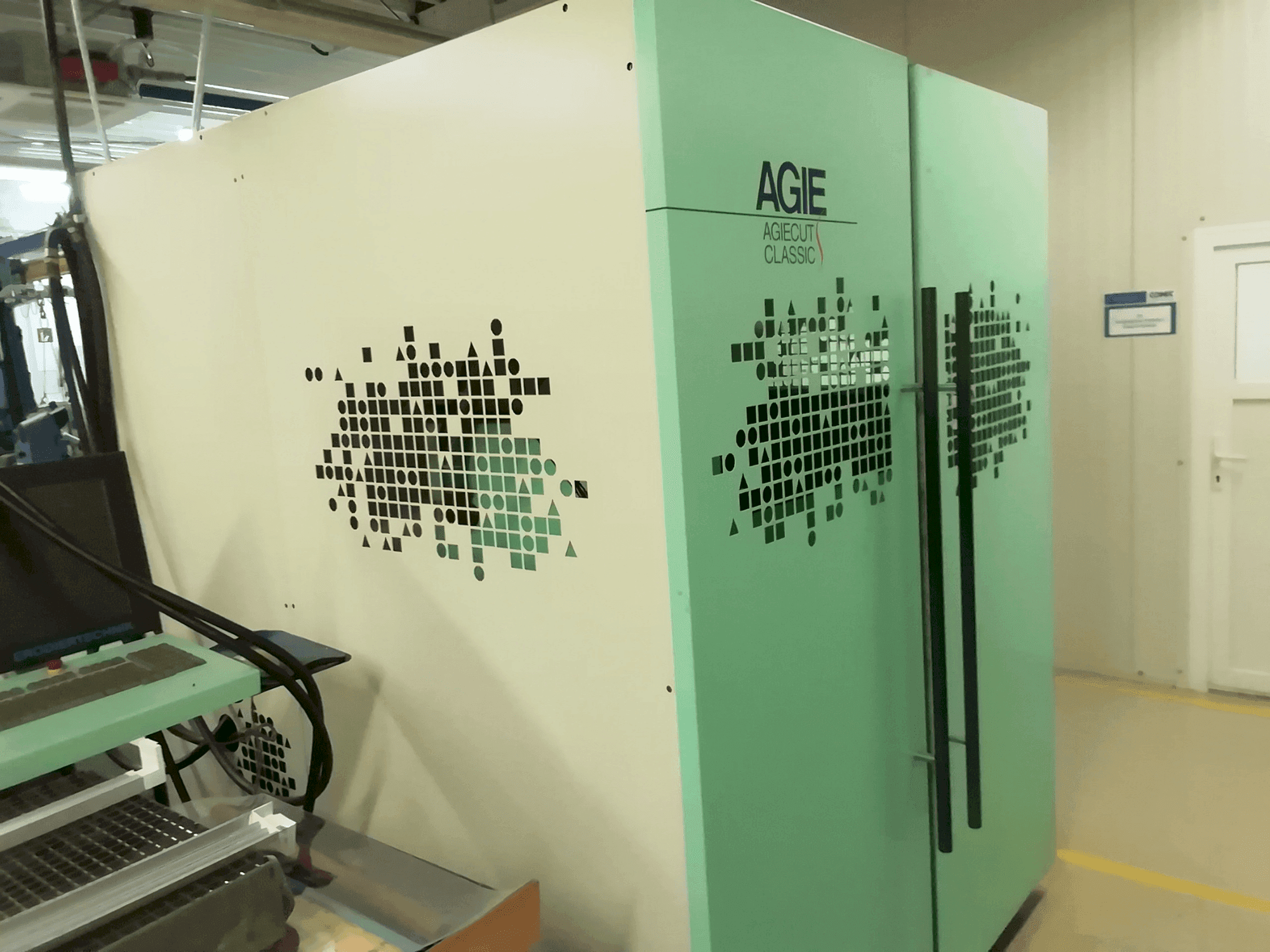 Vista frontale della macchina AGIE Agiecut