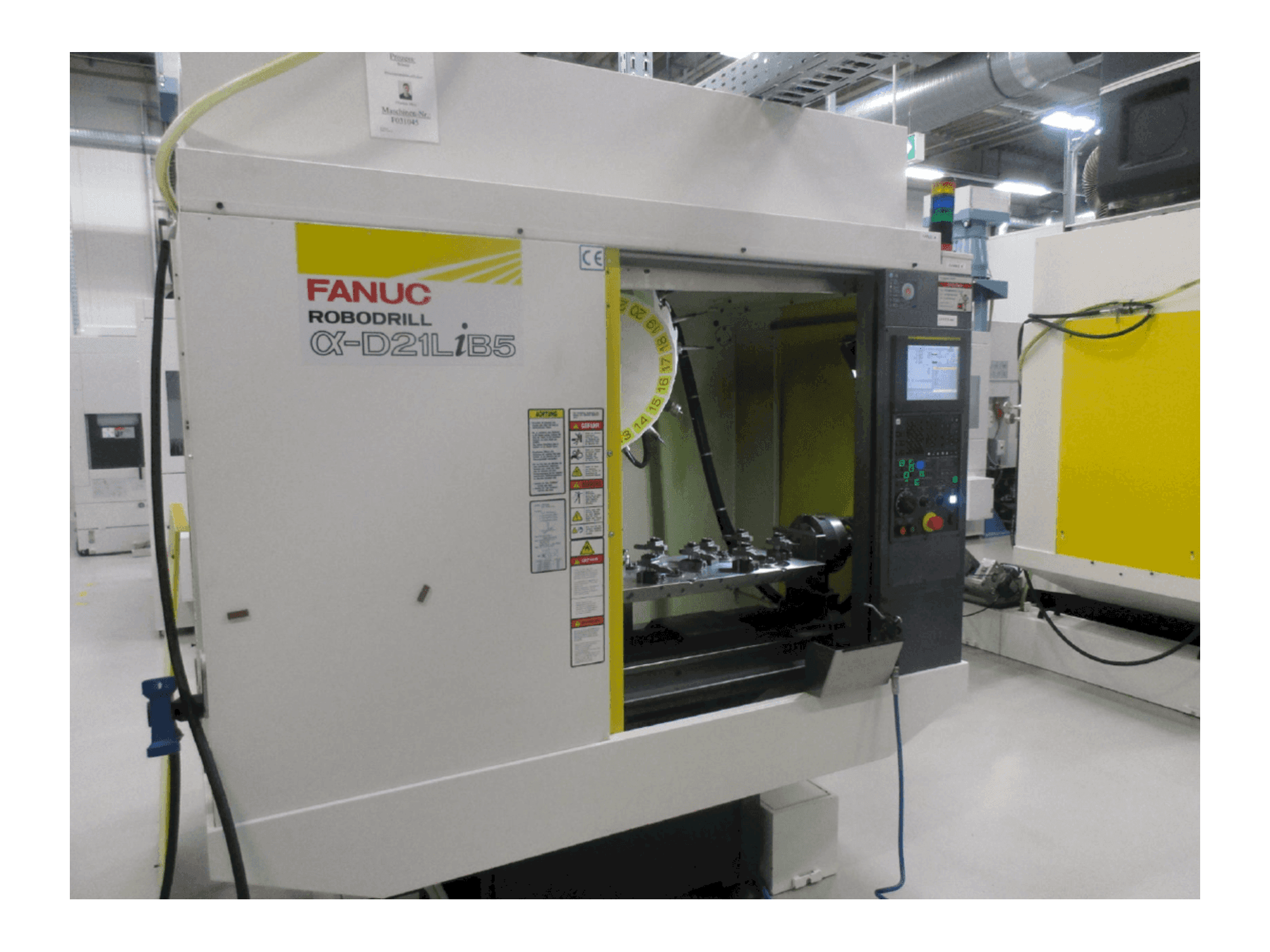 Vista frontale della macchina FANUC ROBODRILL Alpha D21LiB5