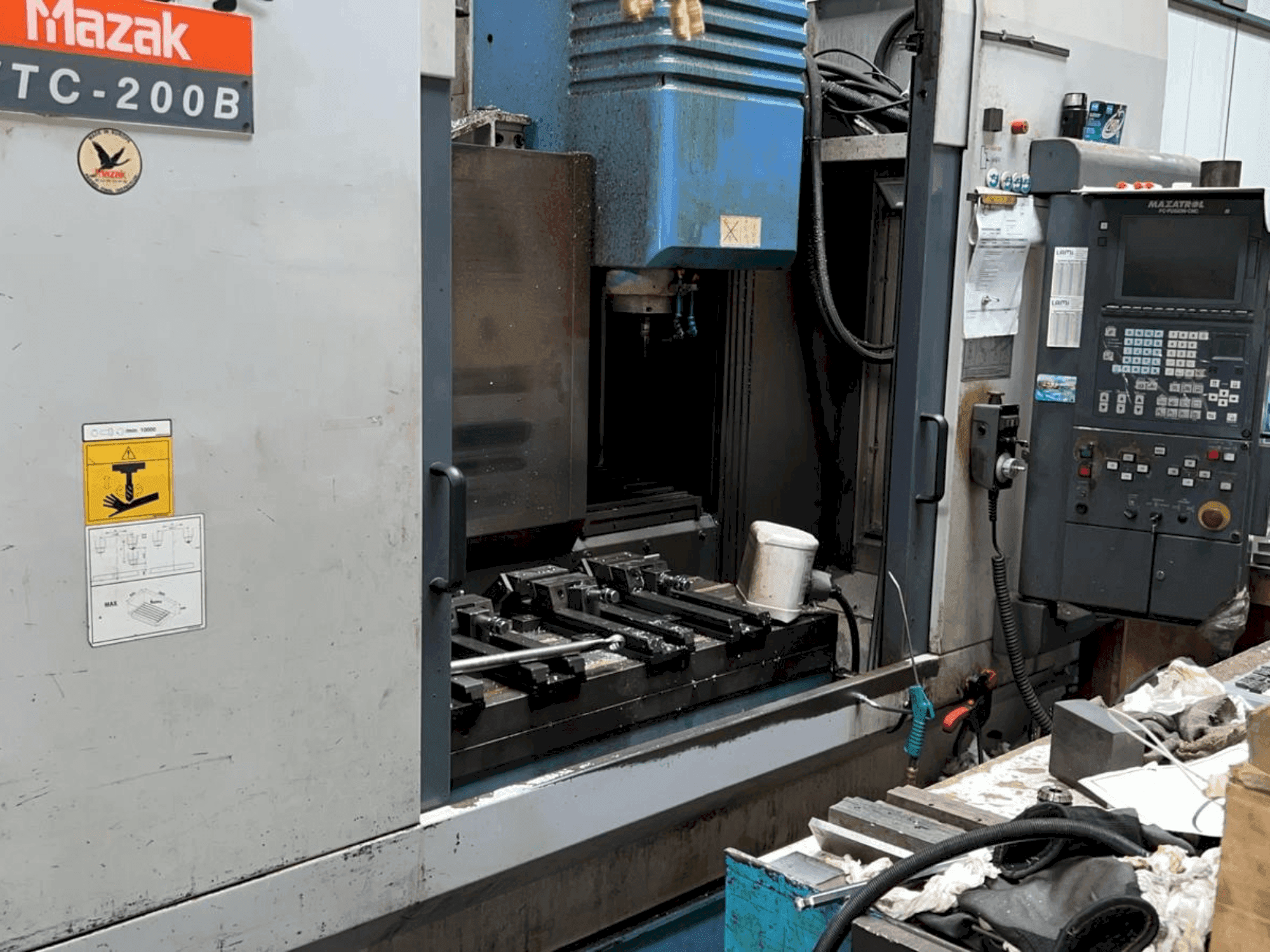Vista frontale della macchina Mazak VTC-B