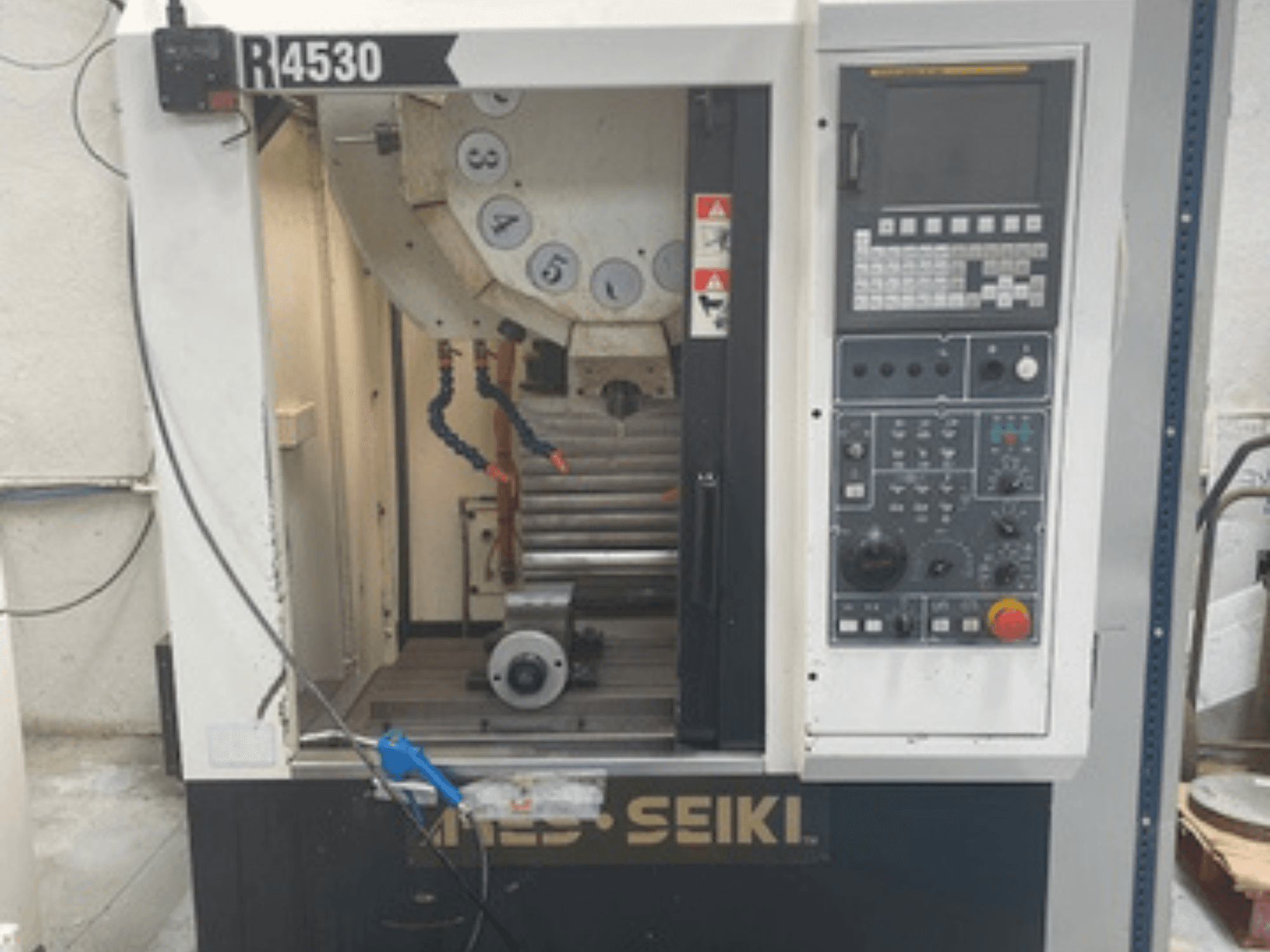 Centro di lavoro verticale ARES-SEIKI R4530, vista frontale che mostra il pannello di controllo e l'area di lavoro con il mandrino e il sistema di raffreddamento.