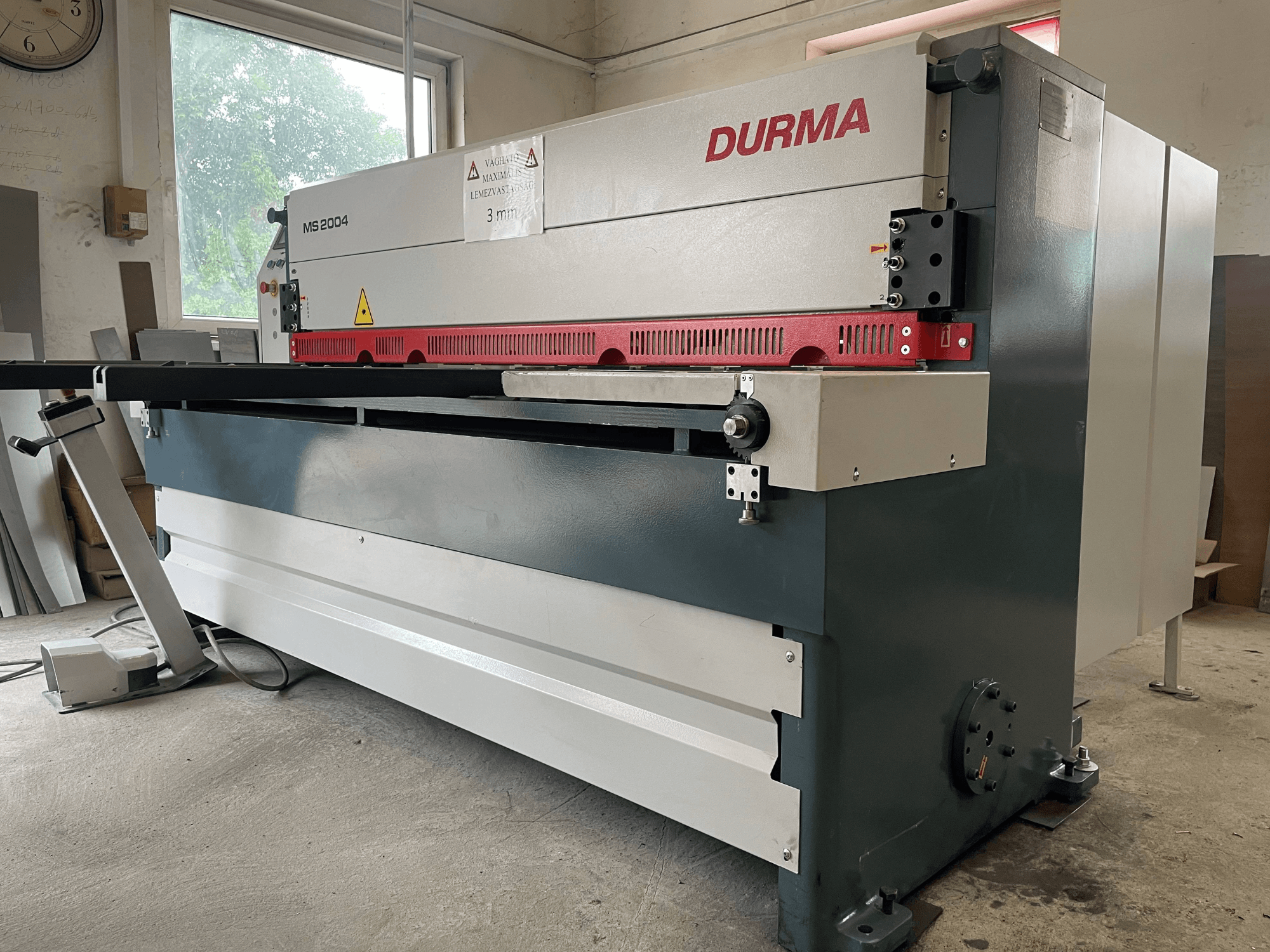 Cesoia per lamiera Durma MS2004, vista frontale, con lama rossa e supporto regolabile, con capacità di 3 mm.