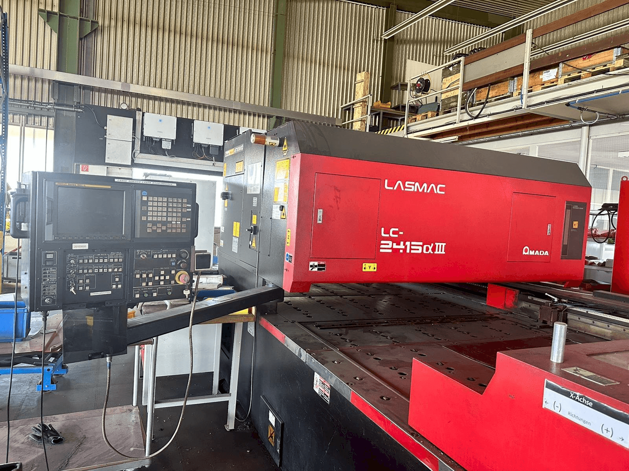 Vista frontale della macchina AMADA LC2415 A3