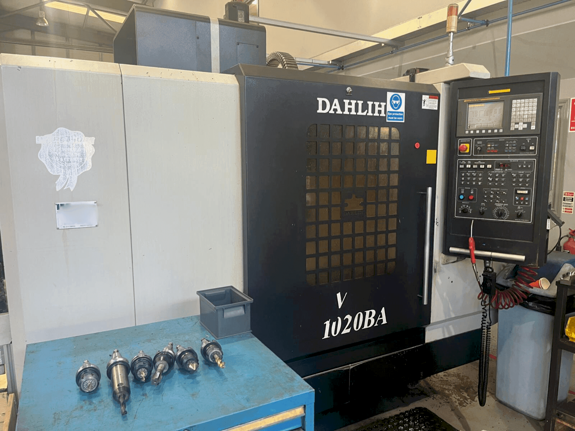 Vista frontale della macchina DAH LIH DL-MCV1020BA