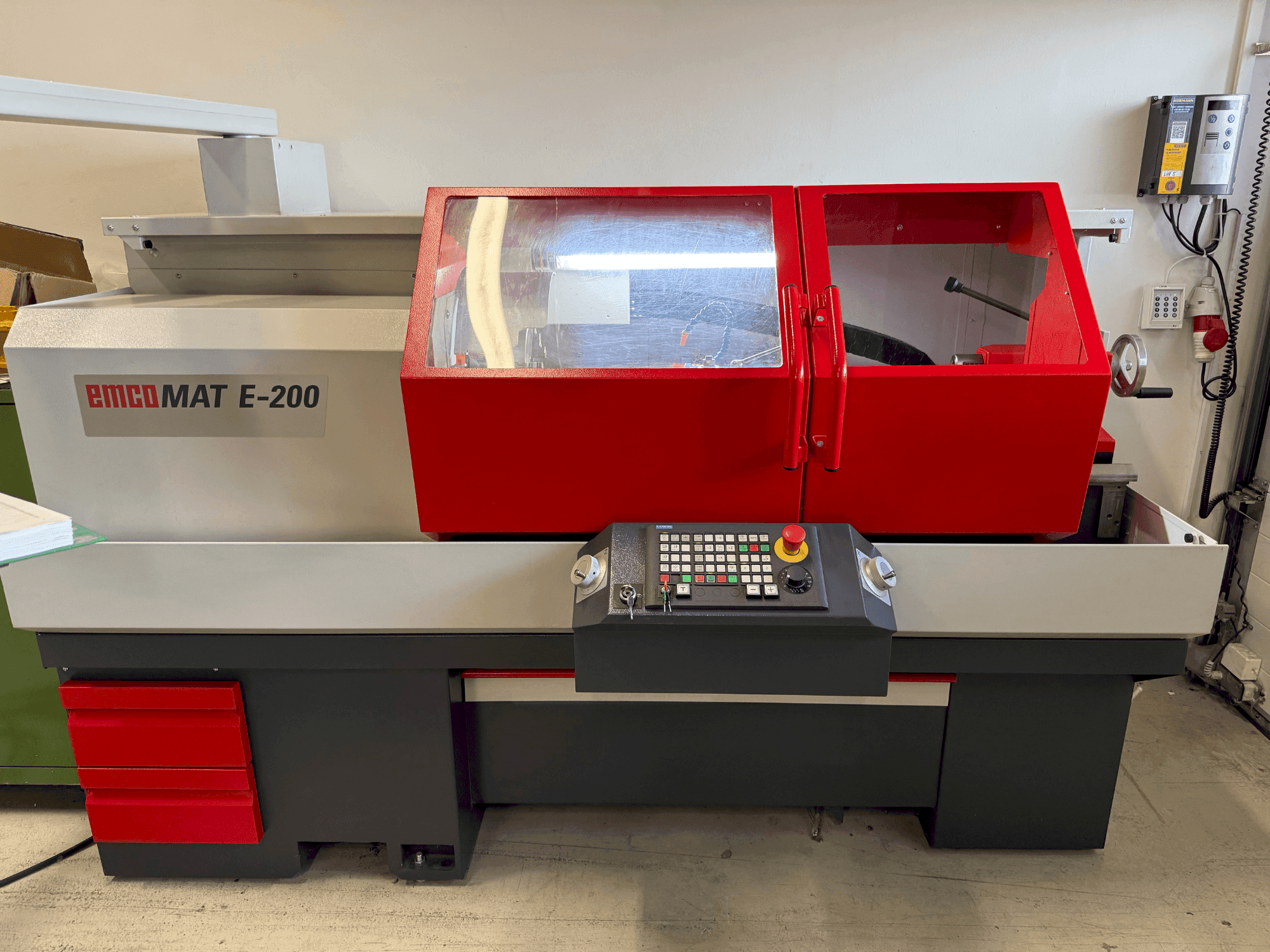 Vista frontale della macchina EMCO Emcomat E-200
