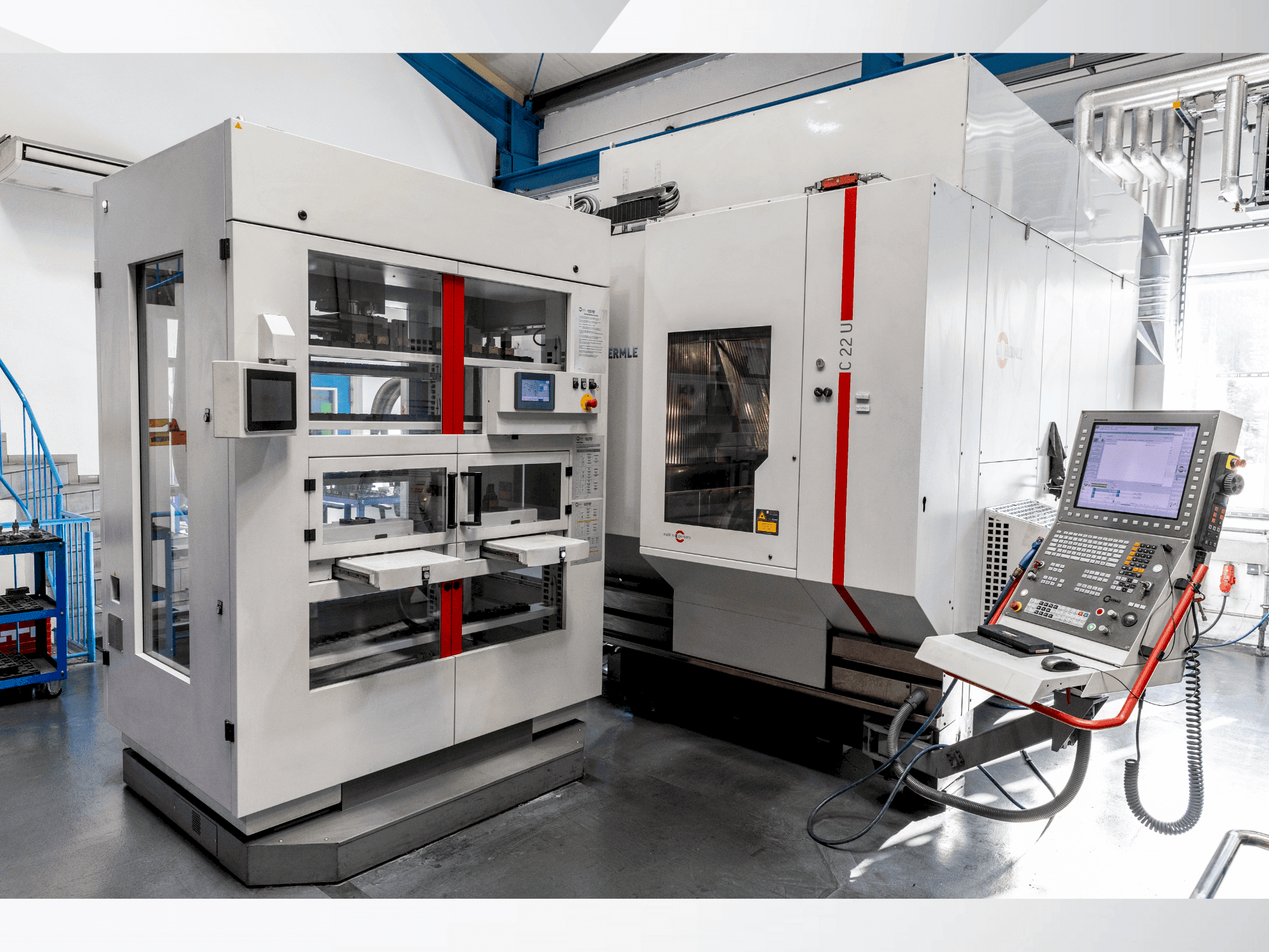 Vista frontale della macchina HERMLE C22 with handling system IH30