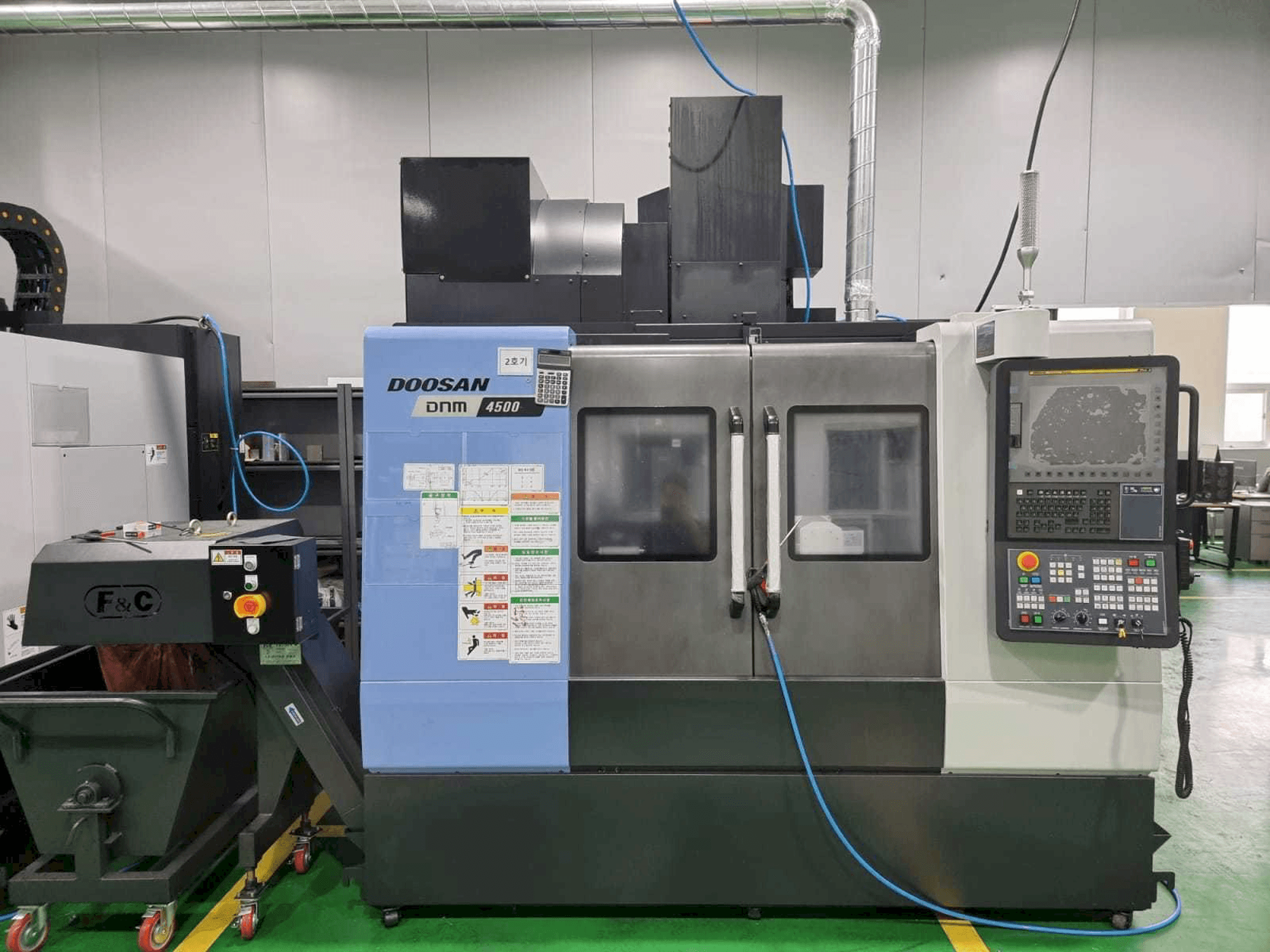 Vista frontale della macchina Doosan DNM 4500