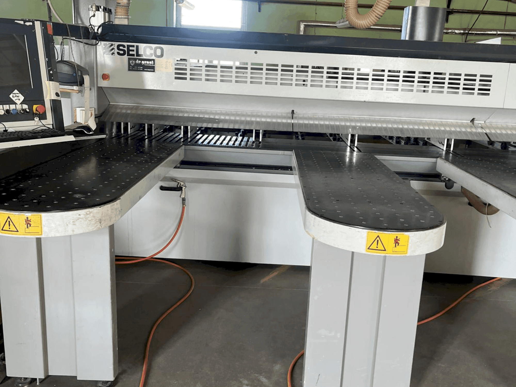 Vista frontale della macchina SELCO WN750