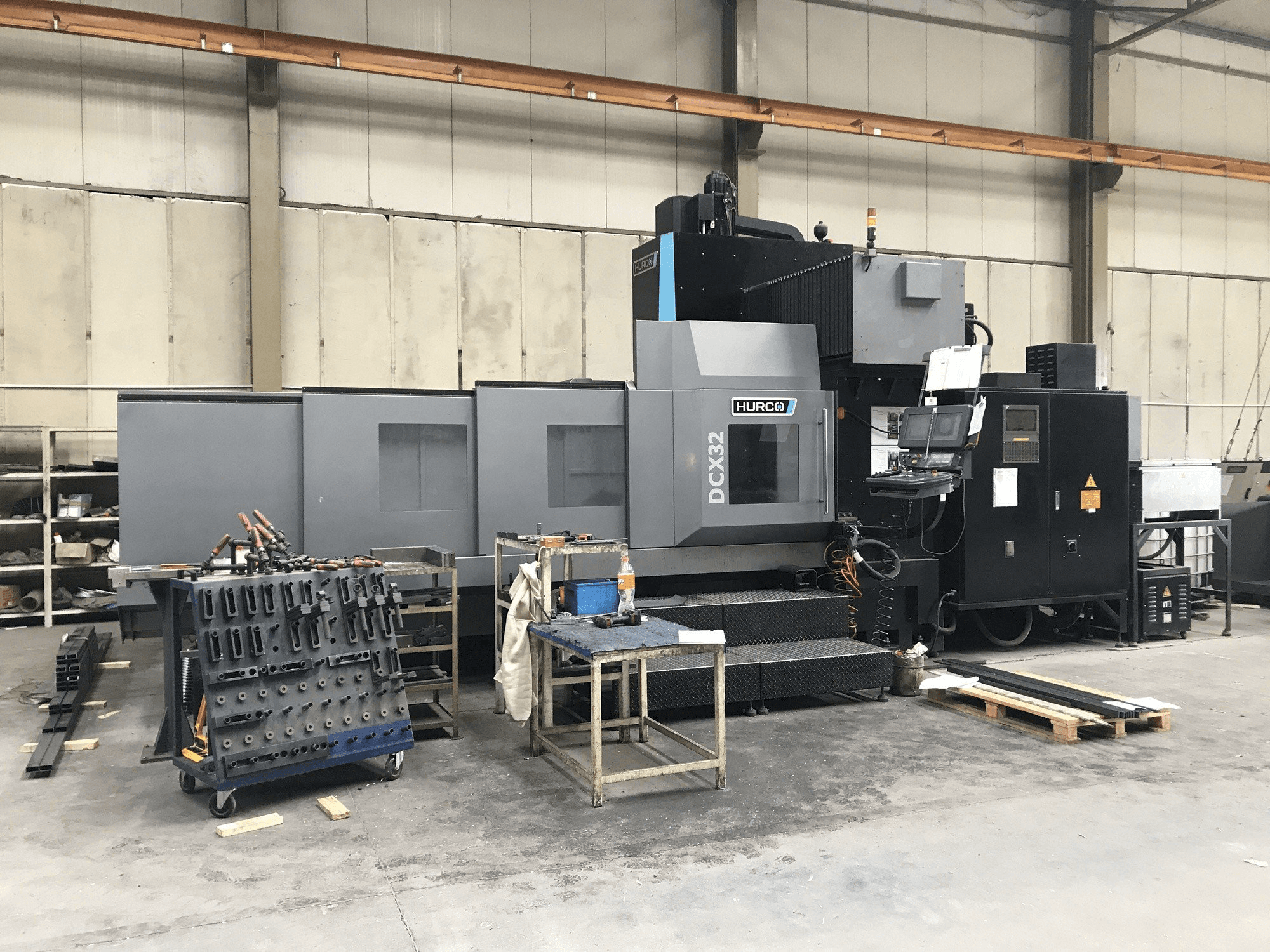 Vista frontale della macchina Hurco DCX32/50T