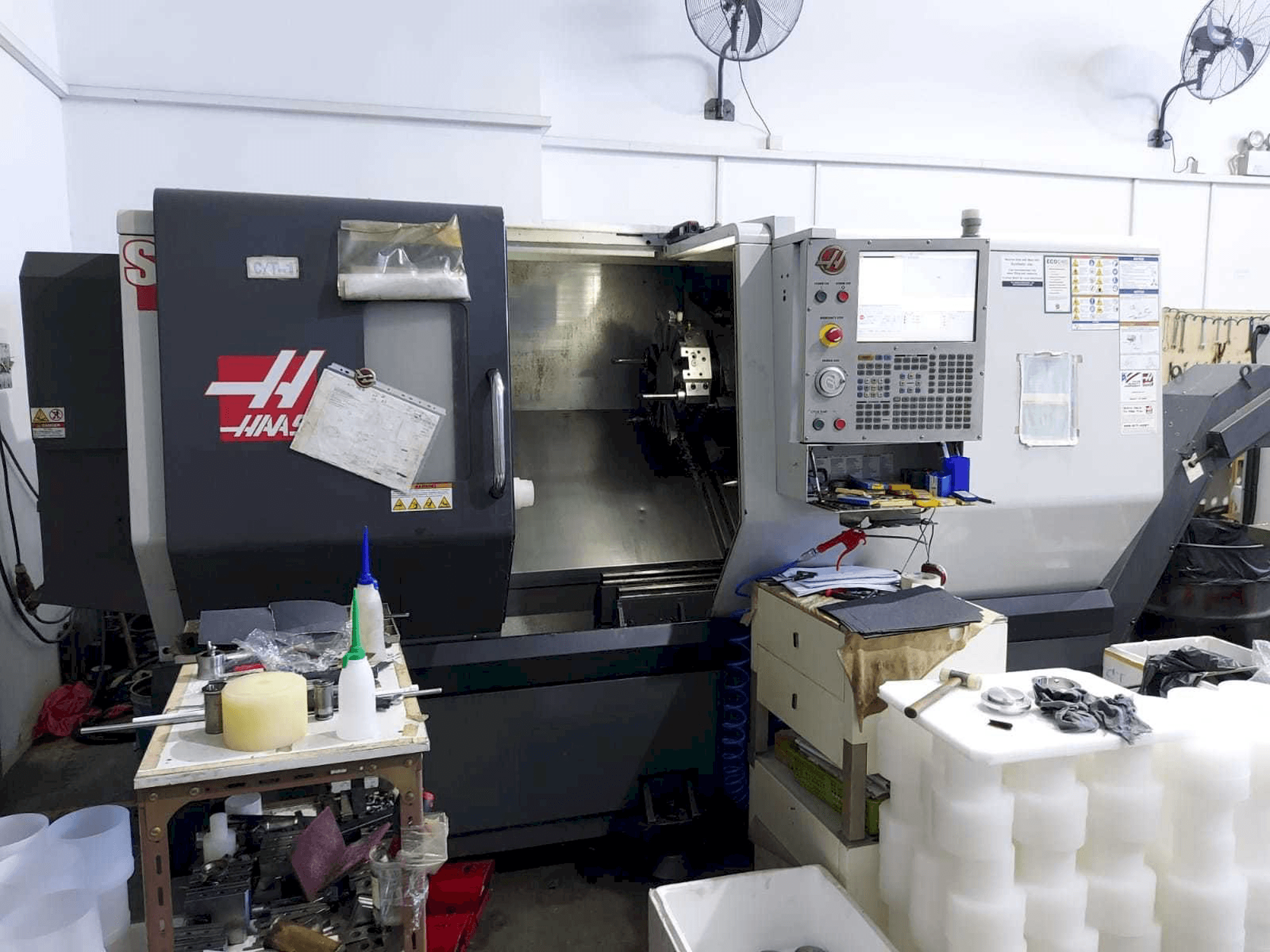 Vista frontale della macchina HAAS ST-30