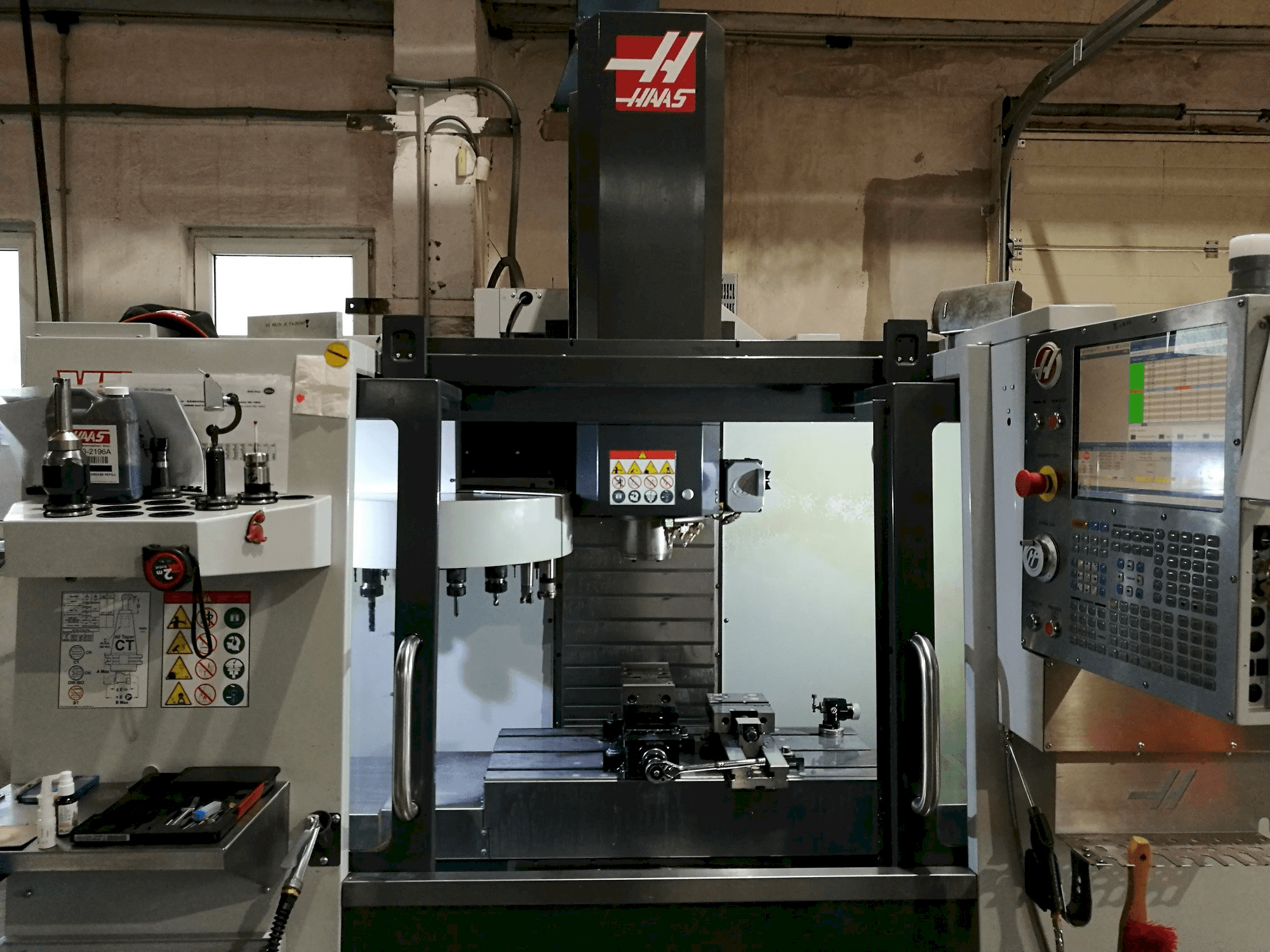Vista frontale della macchina HAAS VF-2