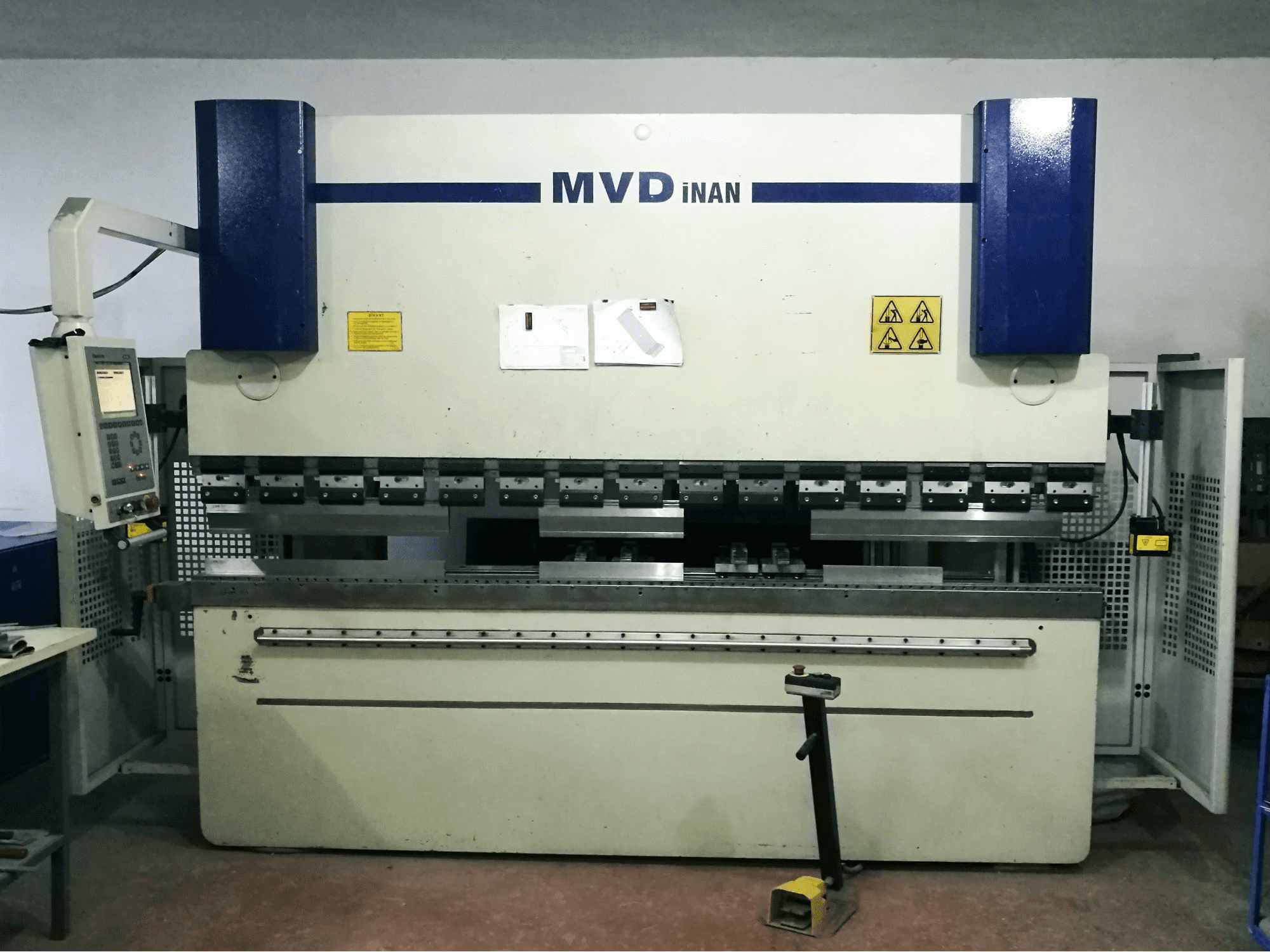 Vista frontale della macchina MVD Inan CNC 30/120