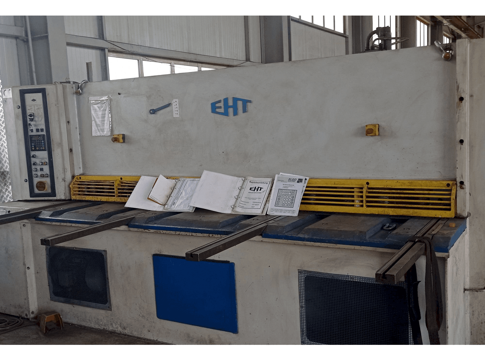 Vista frontale della macchina EHT Ecocut 10-31