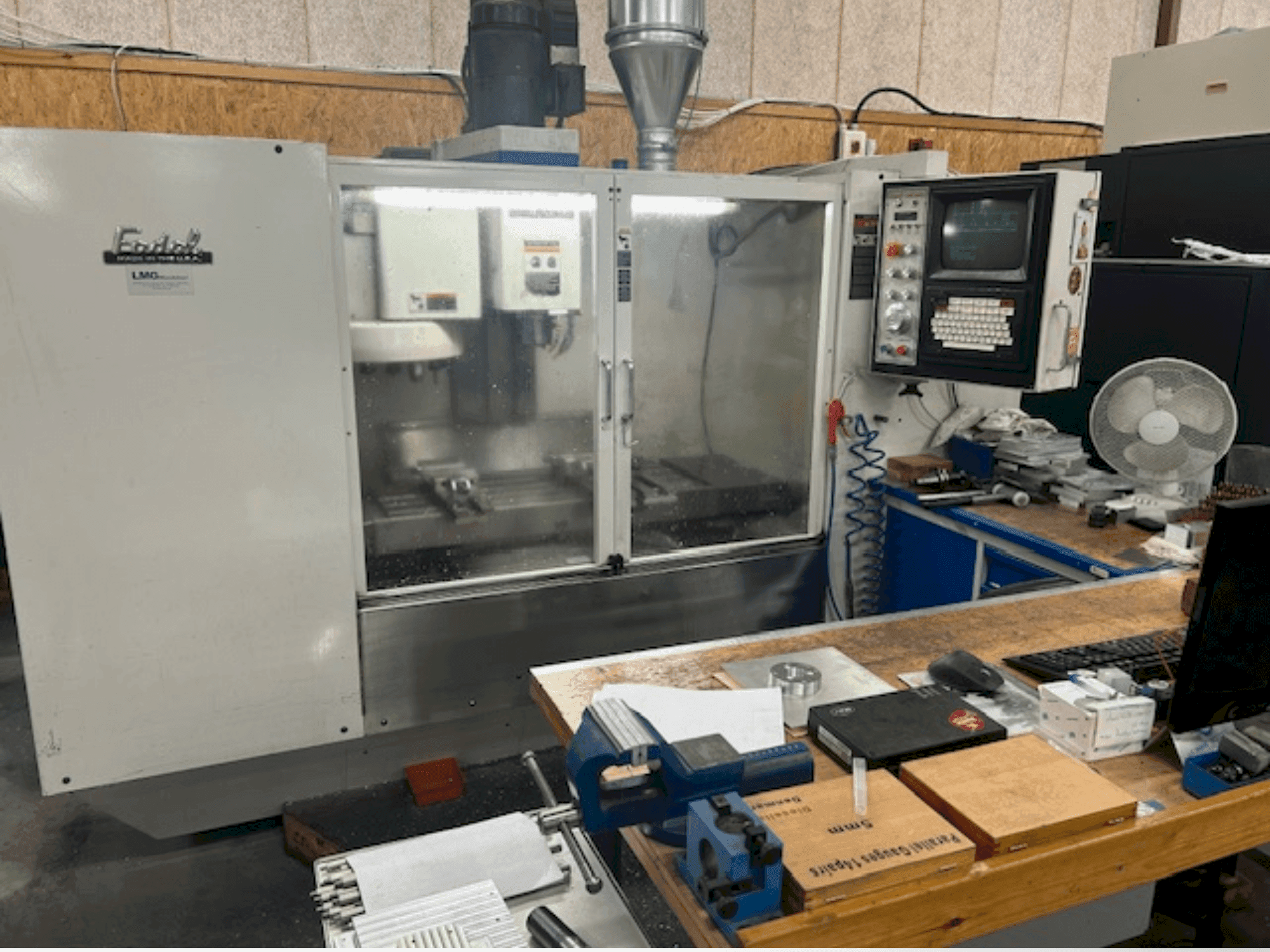 Vista frontale della macchina FADAL 906-1